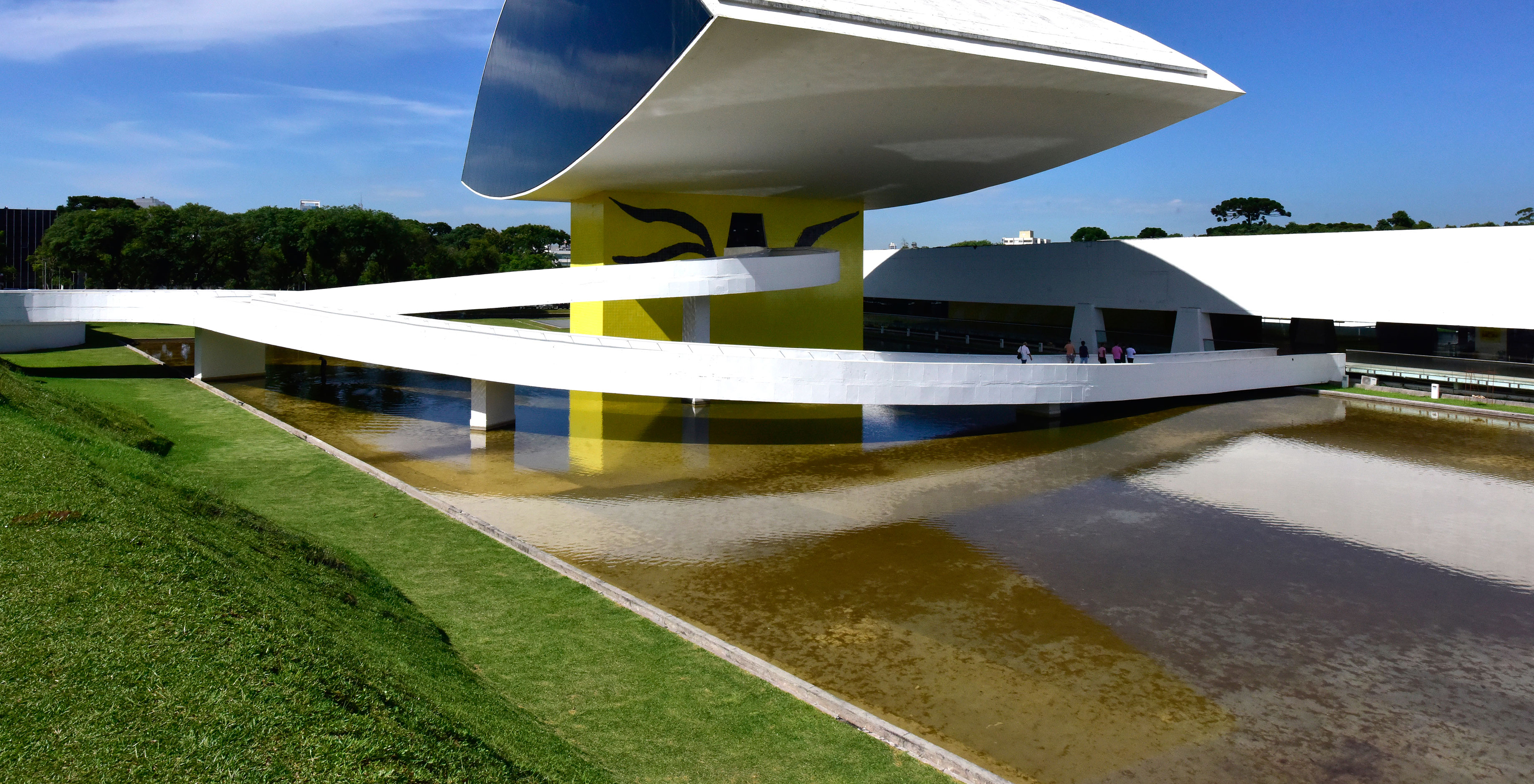 Außenansicht des Niemeyer Museums, ein ikonisches Beispiel moderner Architektur in Curitiba mit einem augenförmigen Gebäude