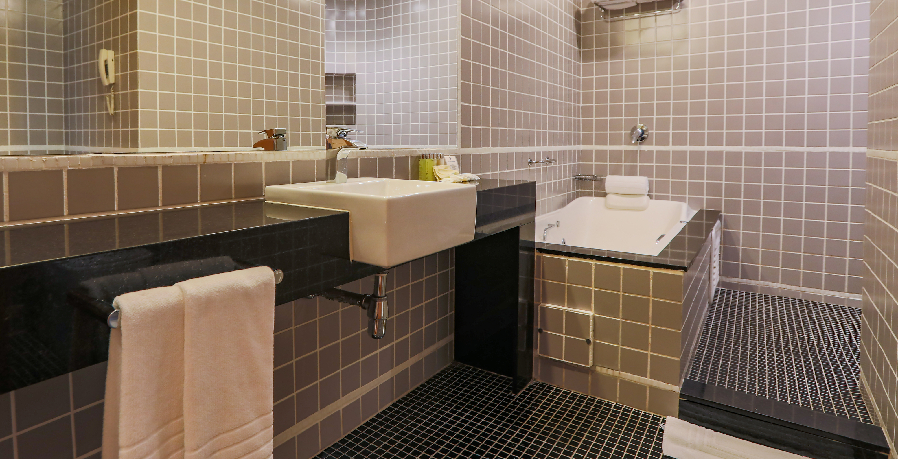 Die King Suite Executive im Pestana Curitiba hat eine Dusche und eine Whirlpool-Badewanne