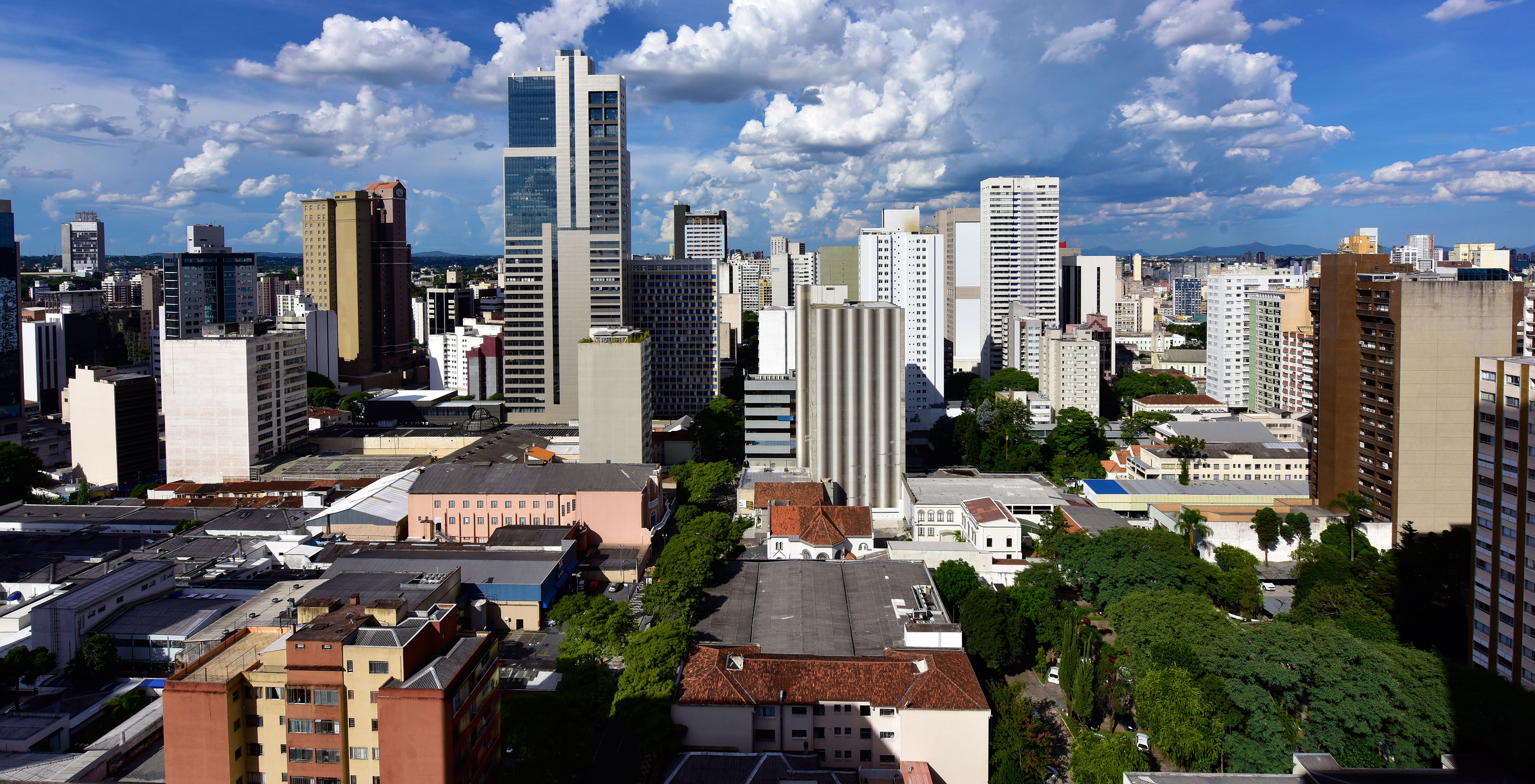 Blick auf das Hotel Pestana Curitiba in einer der Städte mit der besten Lebensqualität in Brasilien