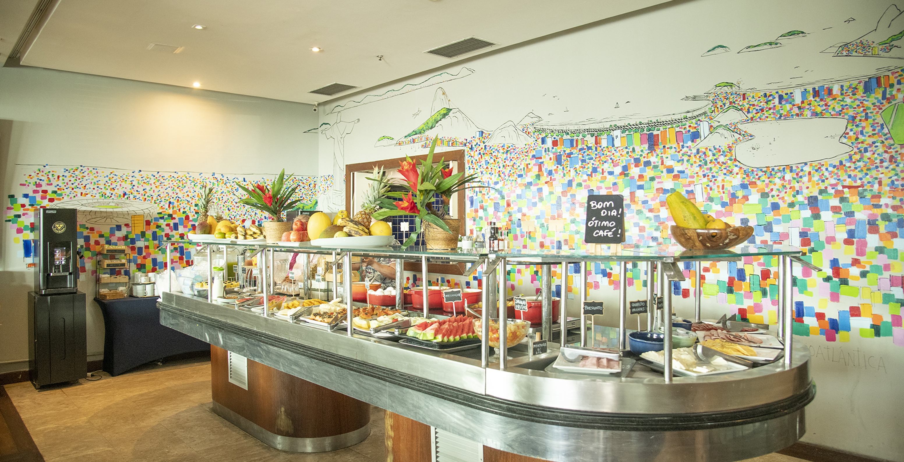 Das Restaurant Cais da Ribeira, im 4-Sterne-Hotel in Rio de Janeiro, bietet ein Frühstücksbuffet mit Obst, Kuchen und Kaffee