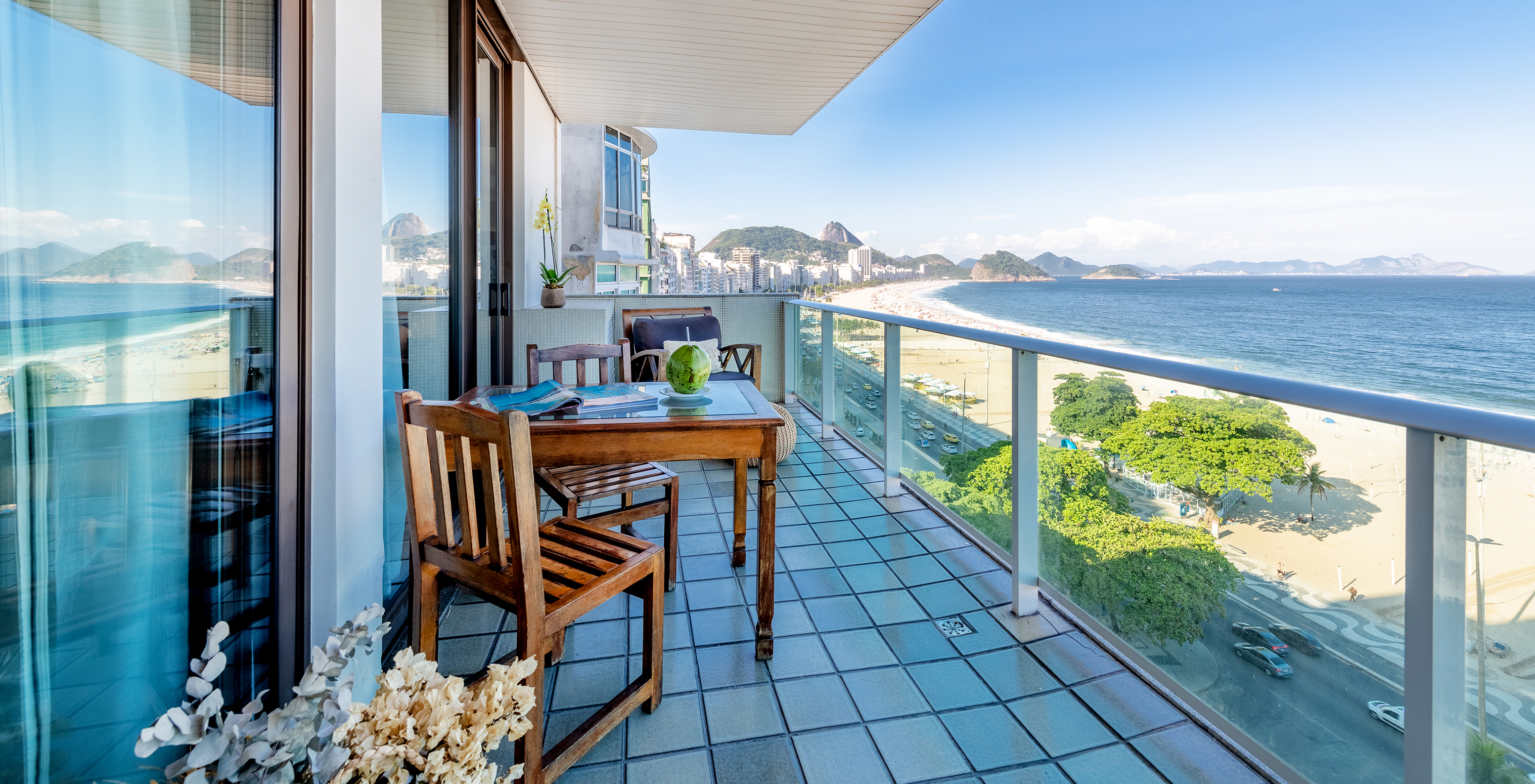 Die Oceânica Suite hat einen Balkon mit Tisch und Stühlen und Blick auf den Strand von Copacabana 