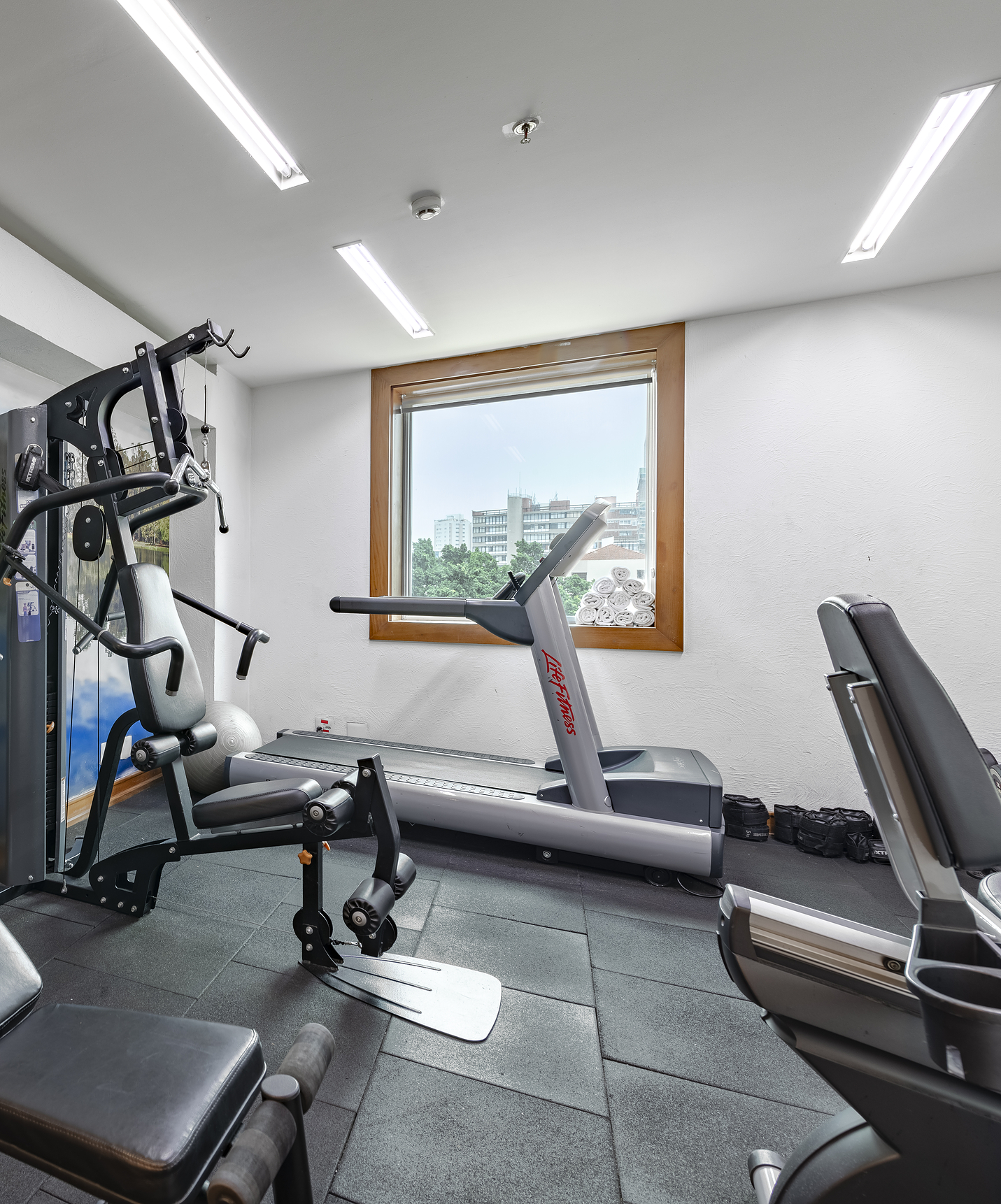 Fitnessstudio des Pestana São Paulo, 4-Sterne-Hotel in São Paulo, mit Maschinen wie Laufband und Gewichten für Fitness