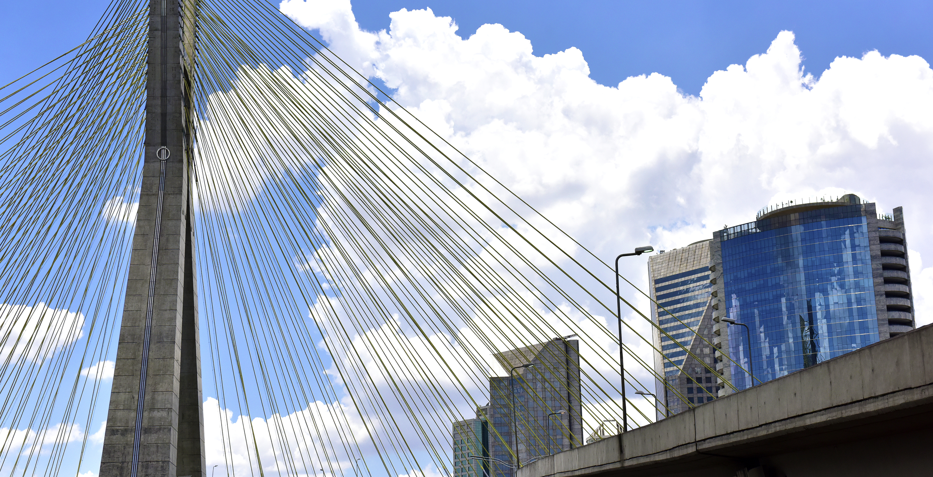 Hängebrücke in São Paulo mit modernem Design und hohen Türmen und Tragkabeln, die eine beeindruckende Struktur bilden