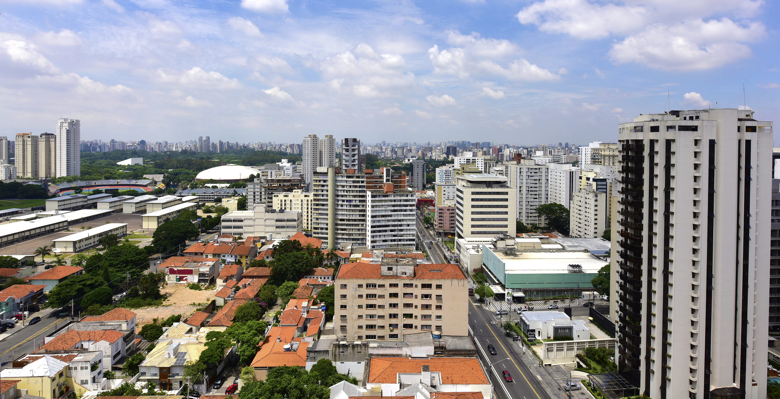 Panoramablick auf São Paulo mit Wolkenkratzern, belebten Straßen, Autos und Menschen, die die Energie der Stadt widerspiegelt