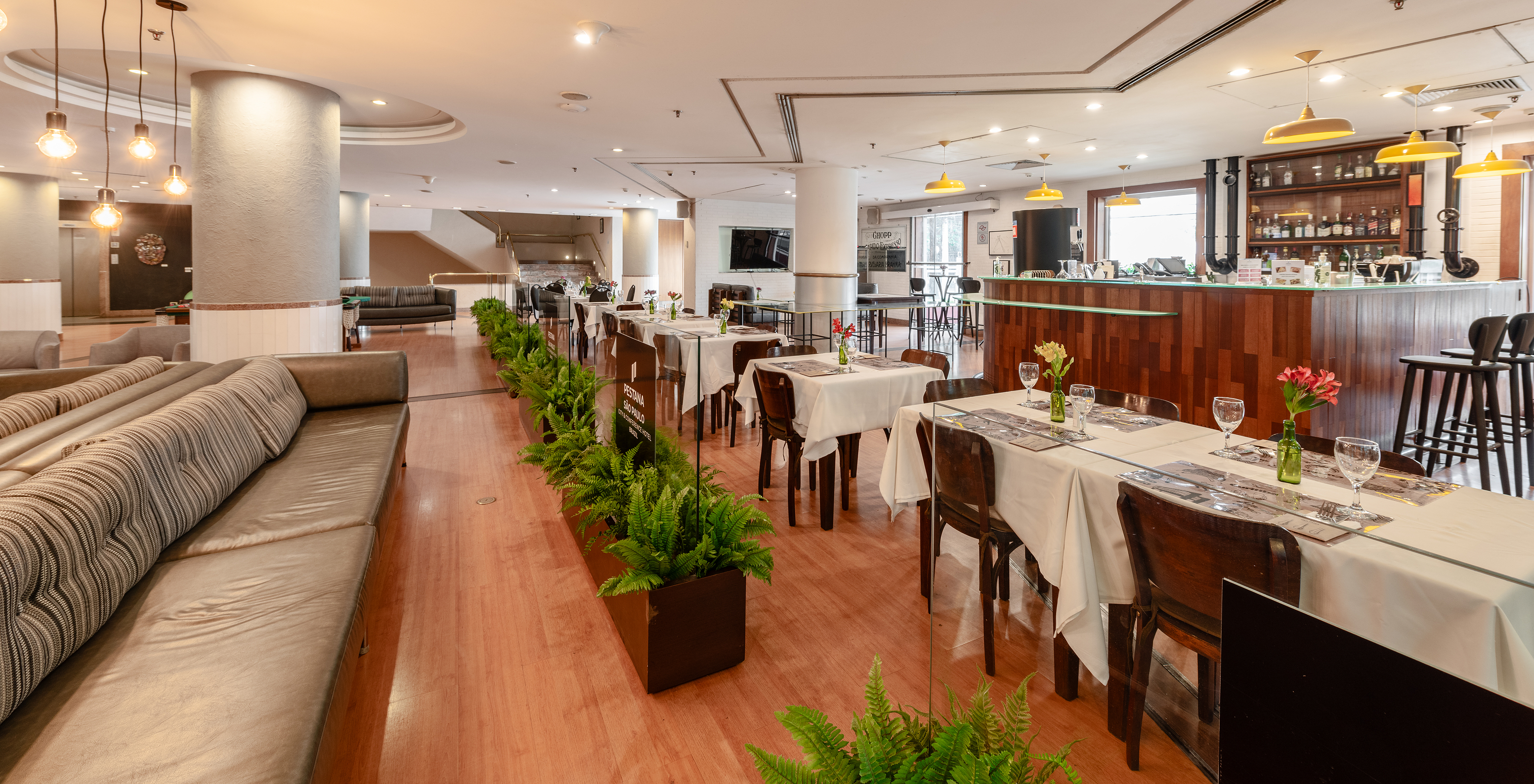 Die Lobby-Bar, im Hotel im Zentrum von São Paulo, befindet sich in der Hotellobby und hat Tische für Mahlzeiten