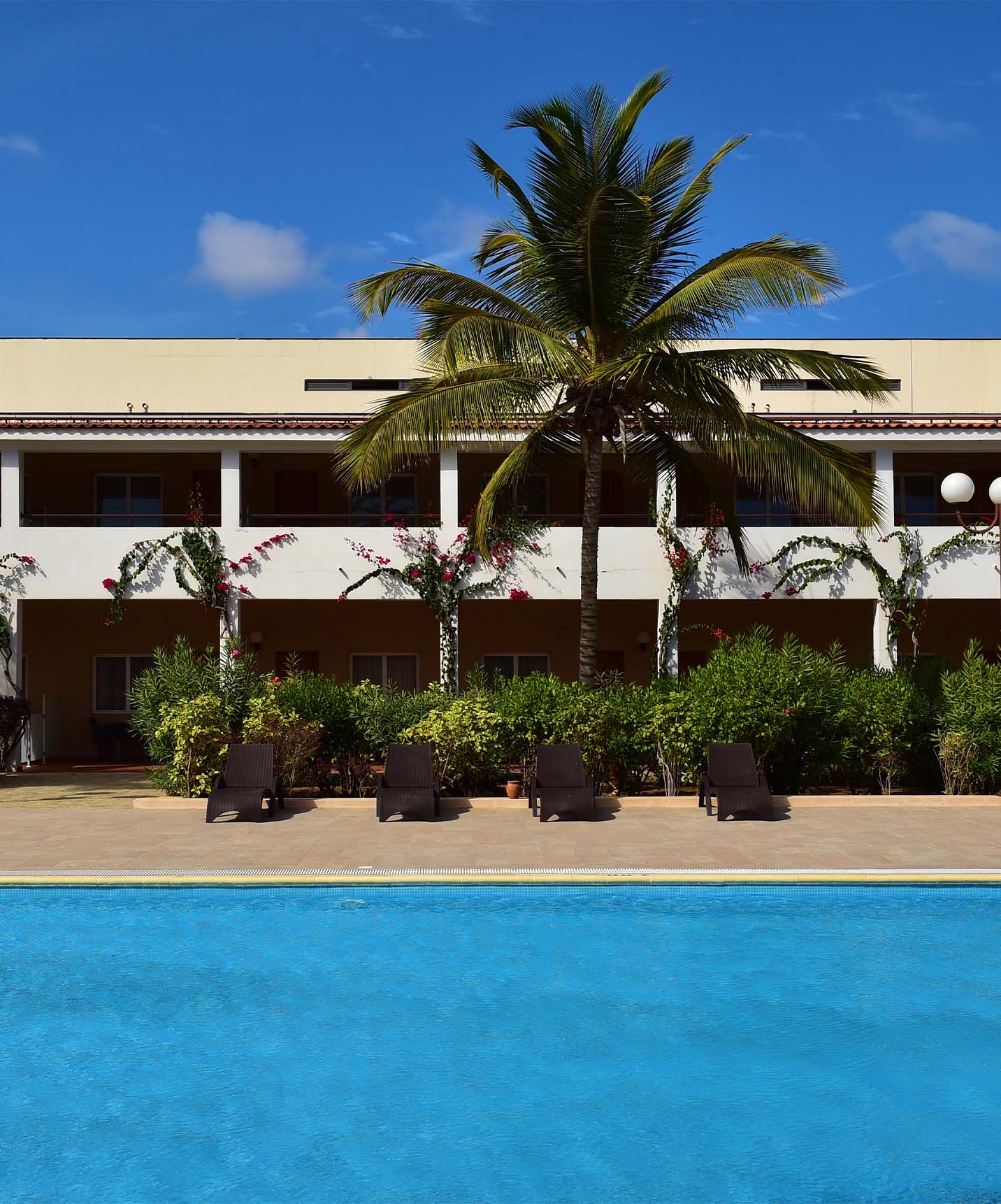 Pestana Tropico, Hotel im historischen Zentrum von Praia, hat einen Außenpool mit Liegen