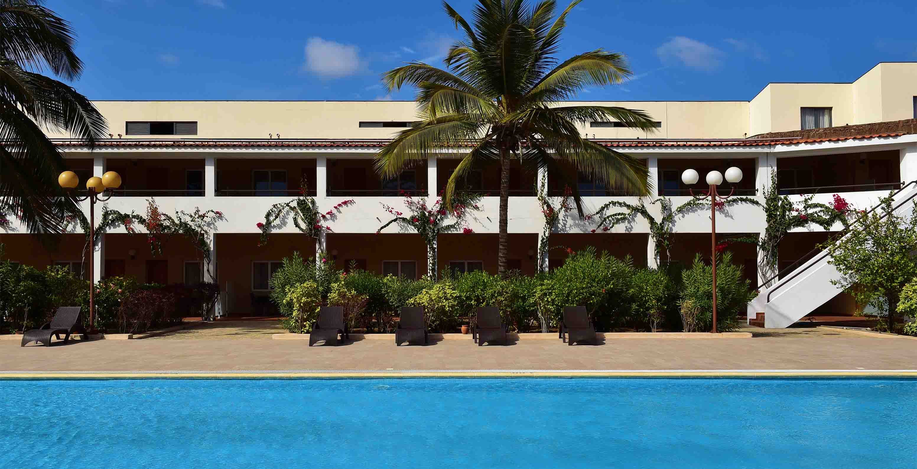 Pestana Tropico Hotel im historischen Zentrum von Cidade da Praia hat einen Außenpool mit Liegen