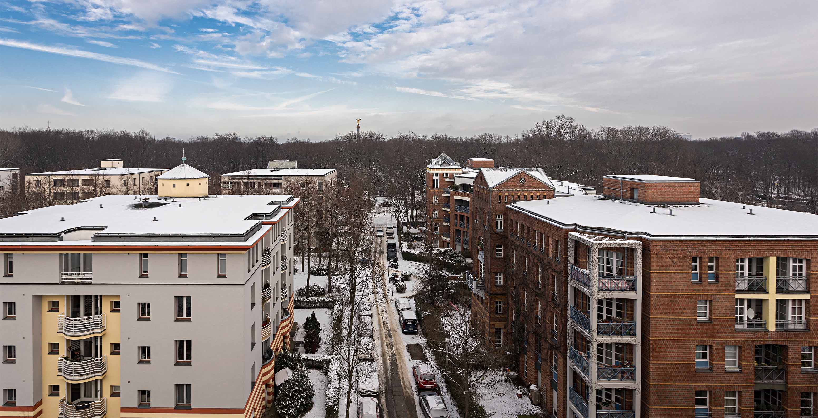 Blick auf die Stadt Berlin an einem verschneiten Tag, wo die Gebäude und Straßen mit Schnee bedeckt sind