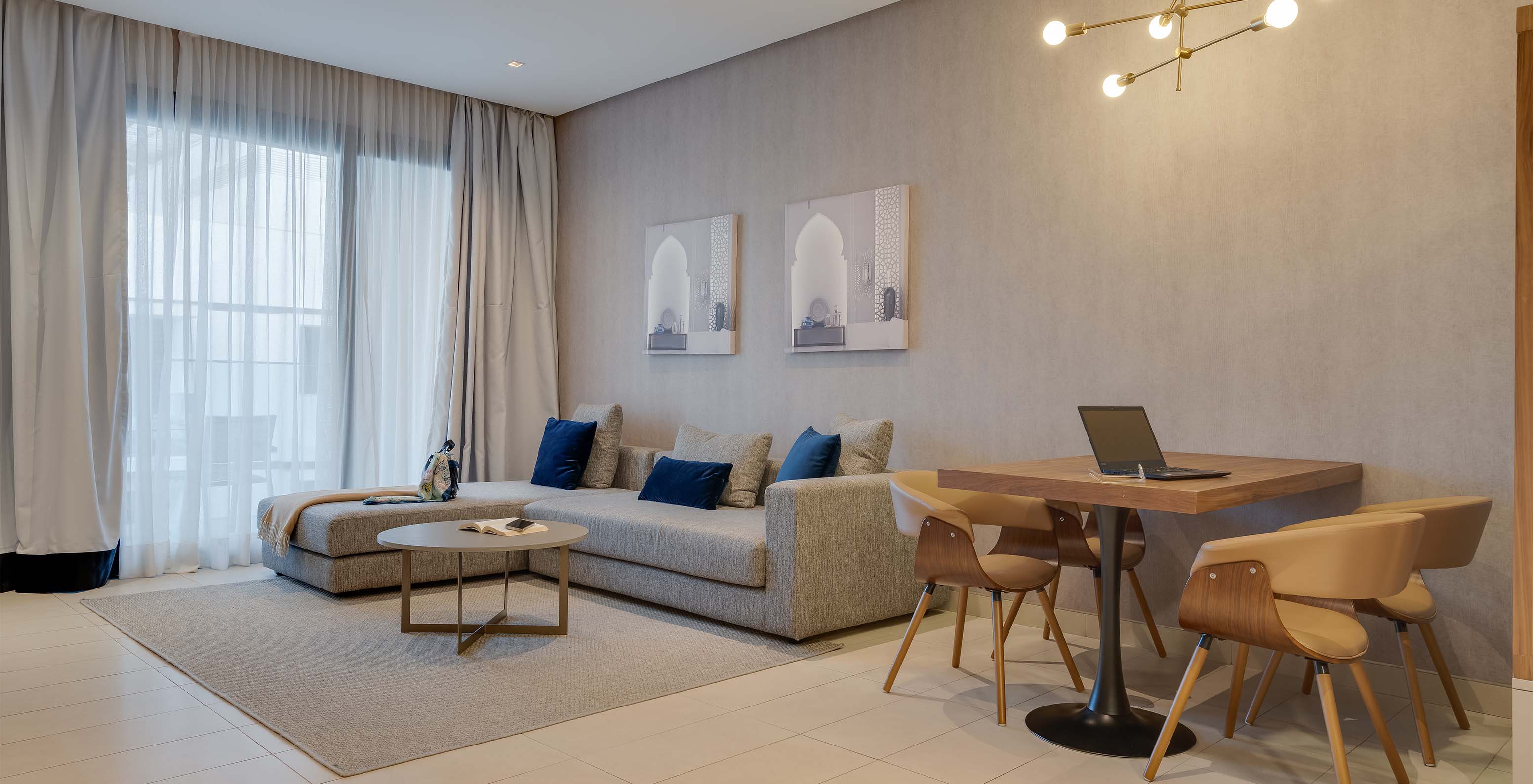 Die Premium-Suite im Pestana Casablanca hat ein Wohnzimmer mit Sofa und TV und einen Balkon mit Aussicht