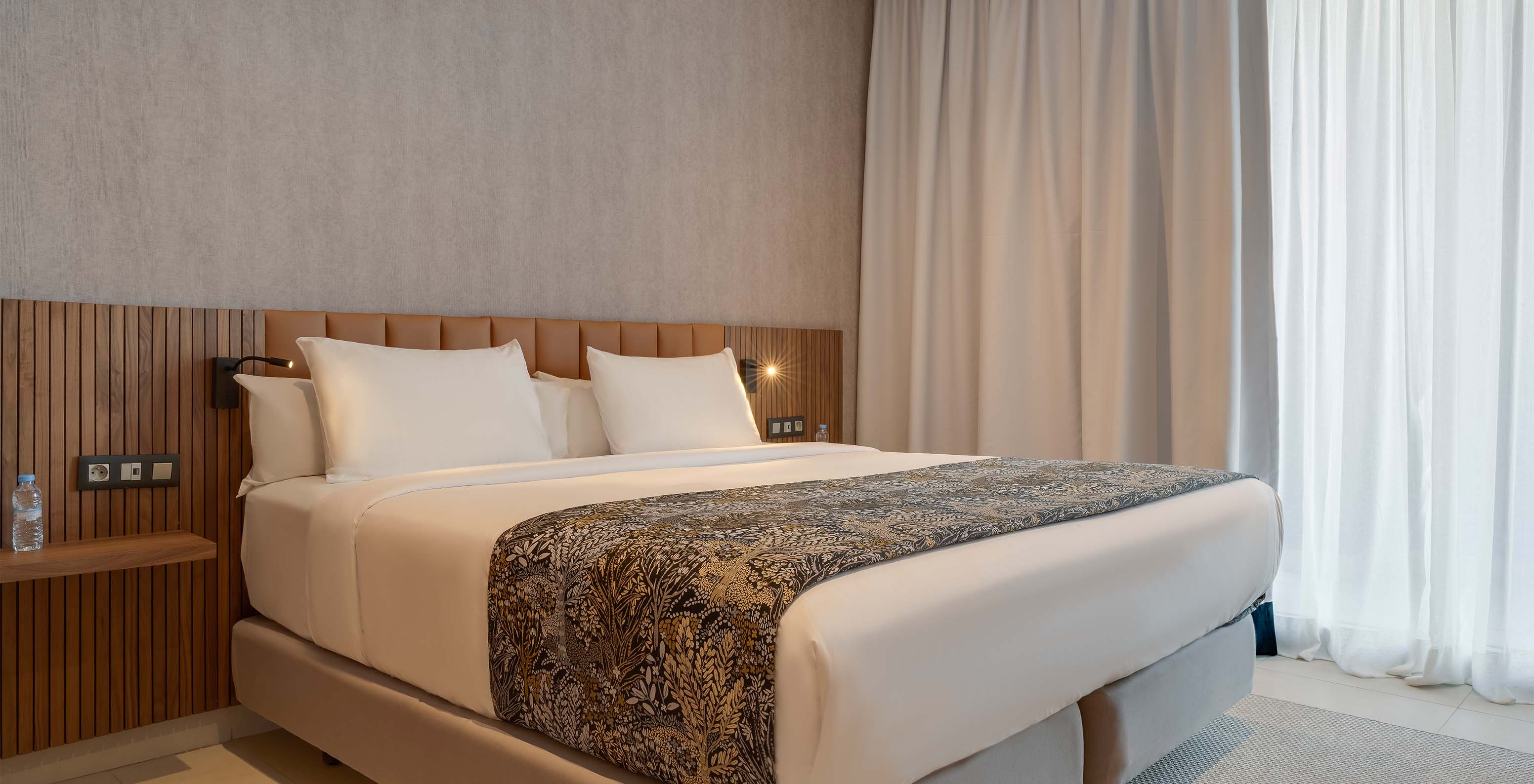 Die Familien-Premium-Suite im Pestana Casablanca hat ein Zimmer mit Doppelbett und moderner Dekoration