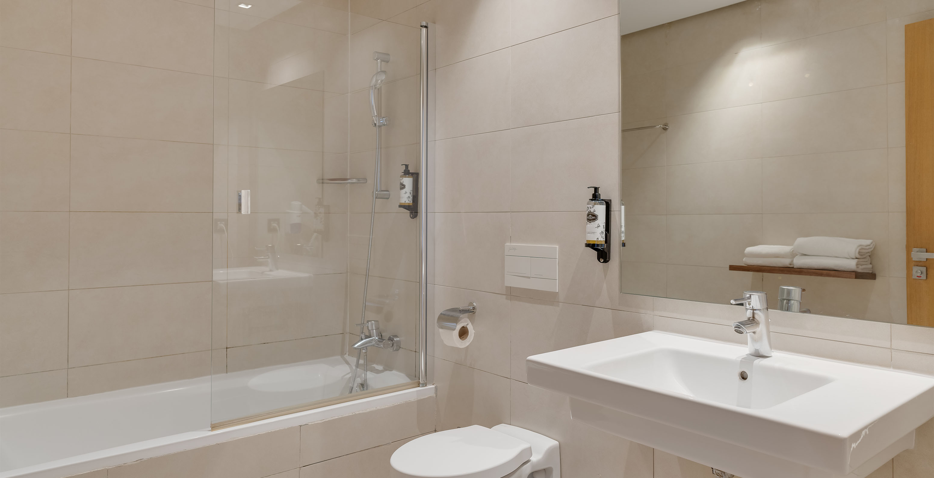 Die Suite im Pestana Casablanca hat ein Bad in neutralen Tönen mit Badewanne, Toilette und Waschbecken