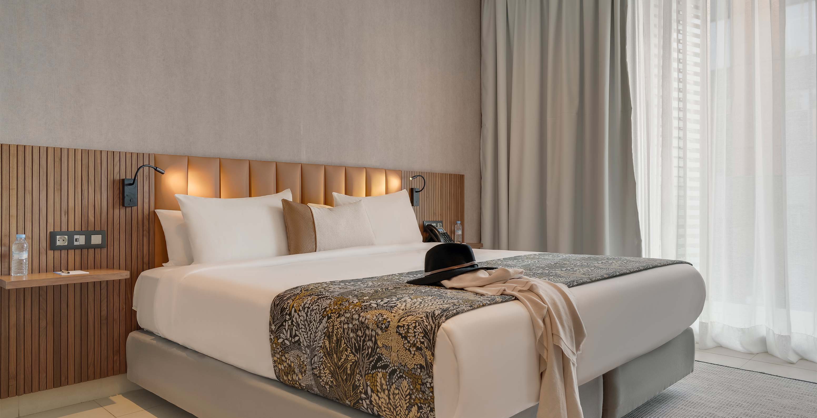 Die Suite im Pestana Casablanca hat ein Zimmer mit Doppelbett und schlichter, moderner Dekoration