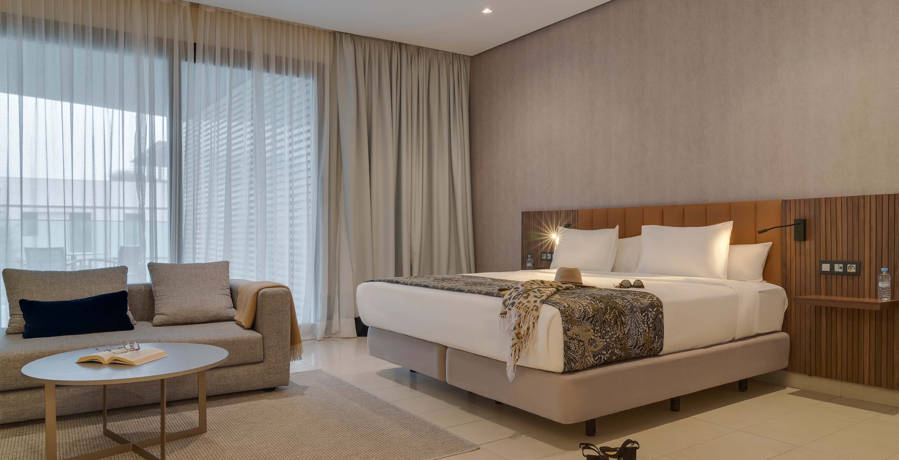 Die Premium-Suite Superior im Pestana Casablanca hat ein Zimmer mit Doppelbett und Balkon daneben