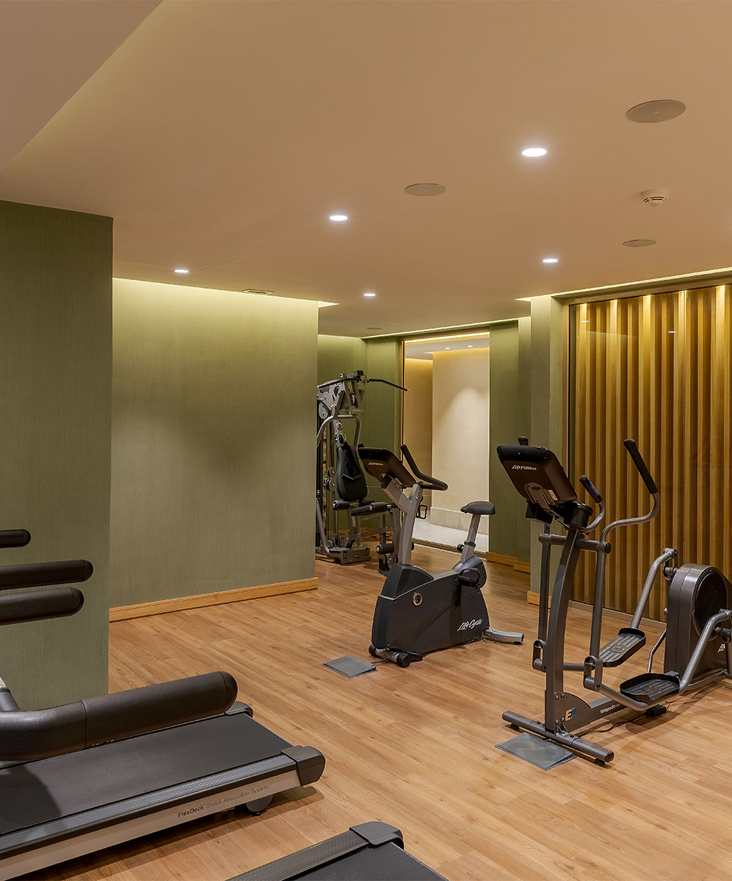 Fitnesscenter mit Laufband, Fahrrad und Gewichten für die Gäste im Lifestyle-Hotel in Marokko mit Pool