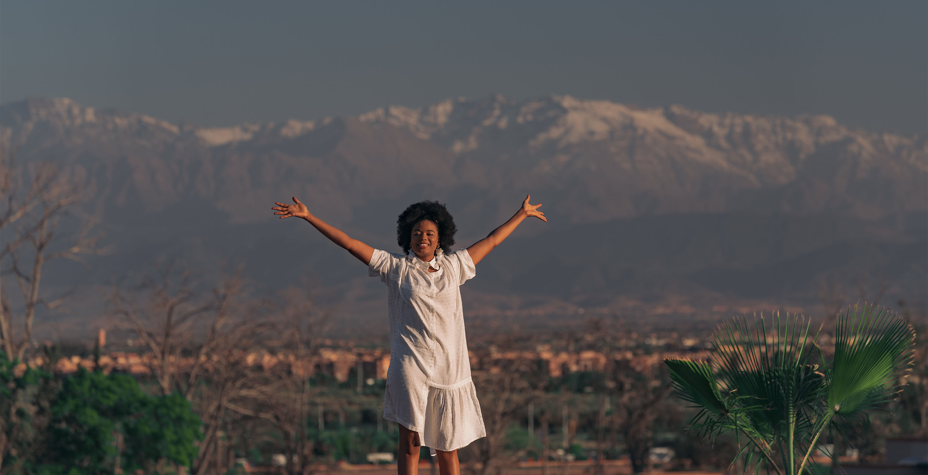 Blick von der Terrasse des Pestana CR7 Marrakech auf die Stadt Marrakesch, mit den Atlasbergen im Hintergrund