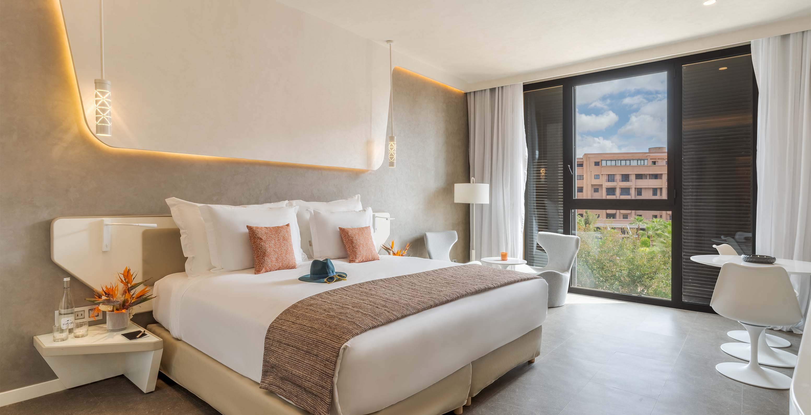 Das CR7 Zimmer im Pestana CR7 Marrakeck hat ein komfortables Doppelbett und moderne, beiges Dekor