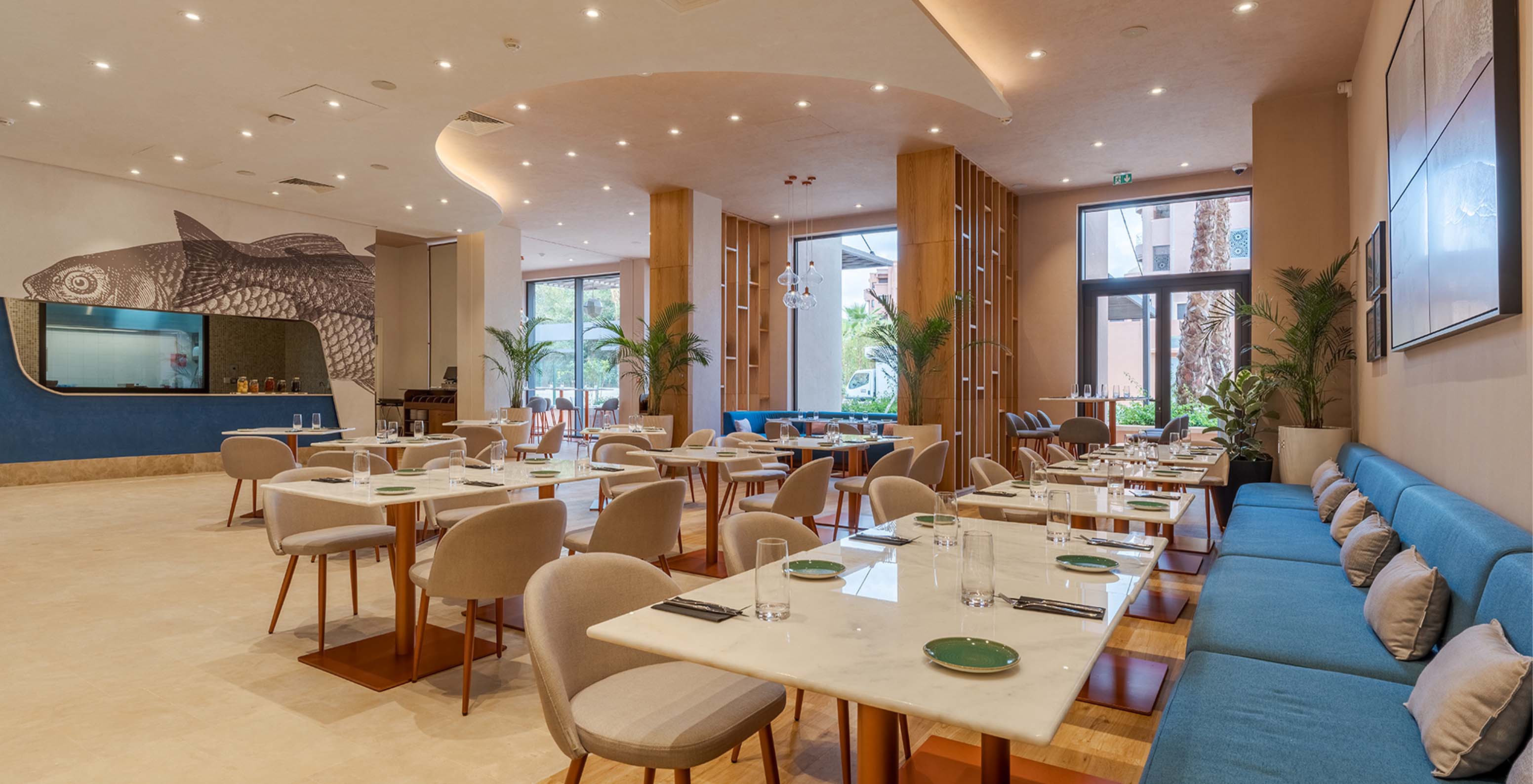 Das Restaurant Brasserie, im Hotel im Zentrum von Marrakesch, hat mehrere Tische, moderne Dekoration und natürliches Licht