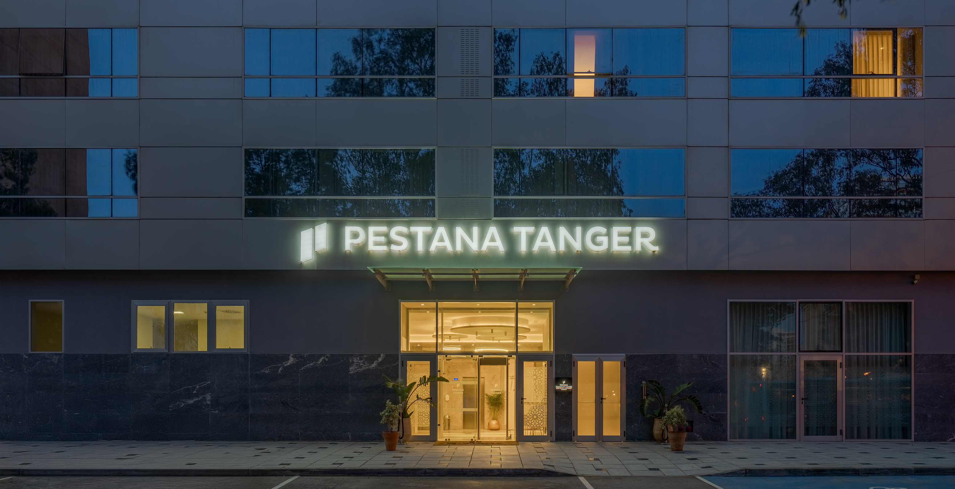 Hauptfassade mit dem Logo des Pestana Tanger City Center, Hotel mit Suiten und Apartments in Tanger