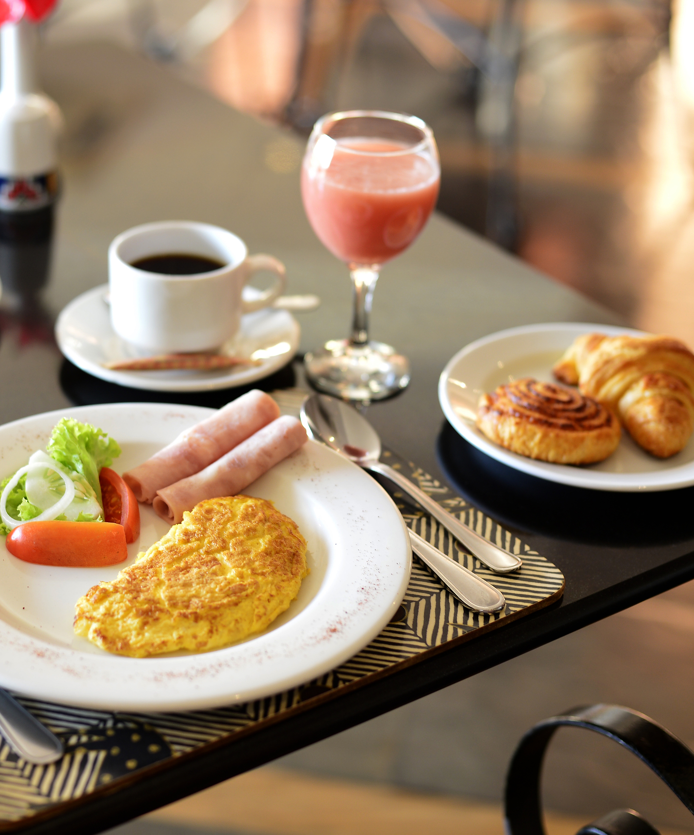 Frühstück in einem Hotel im Stadtzentrum von Maputo mit Optionen wie Kaffee, Säften, Kuchen, Eiern und Schinken