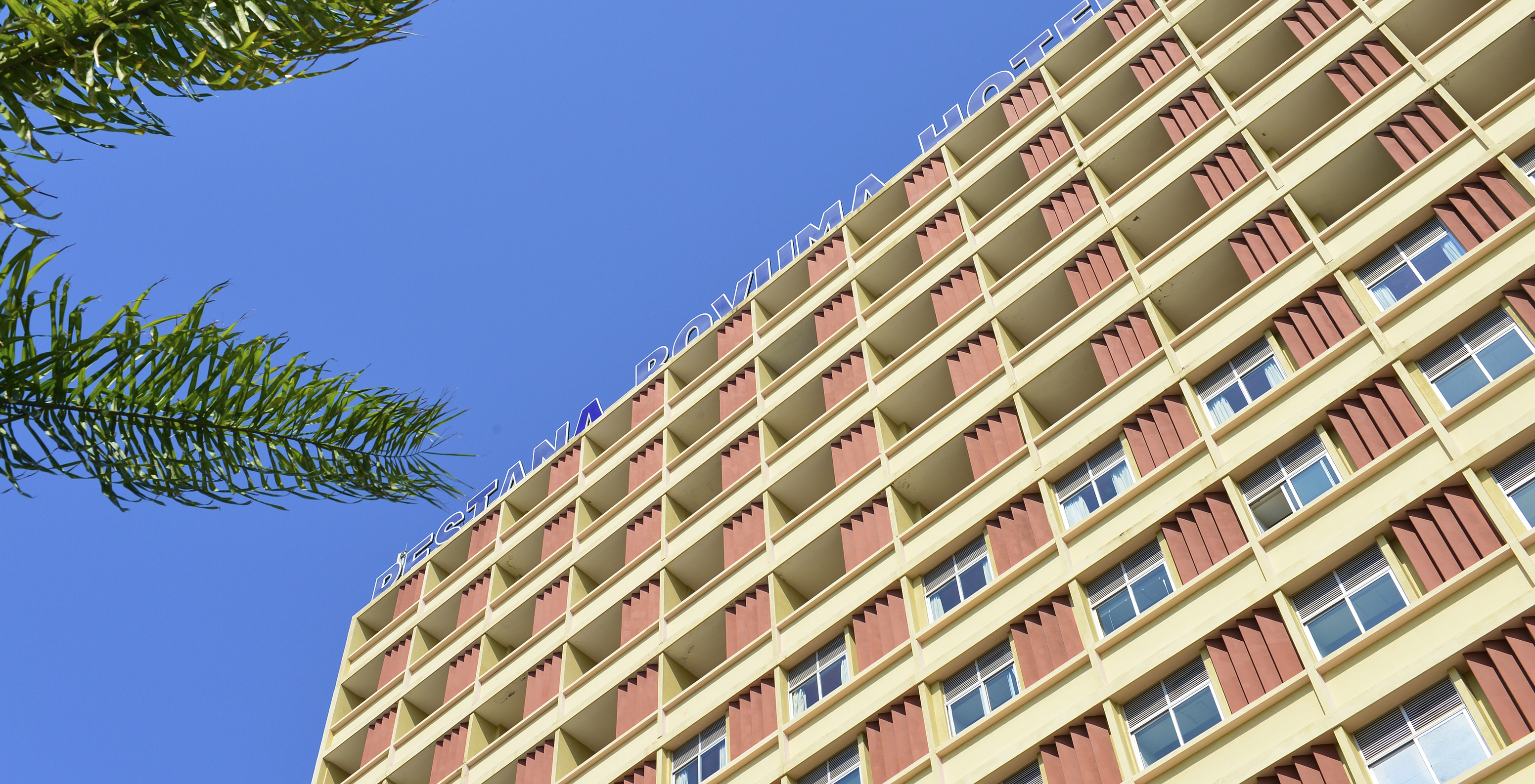 Gebäude mit mehreren Balkonen der Zimmer des Pestana Rovuma, ein 4-Sterne-Hotel im Zentrum von Maputo