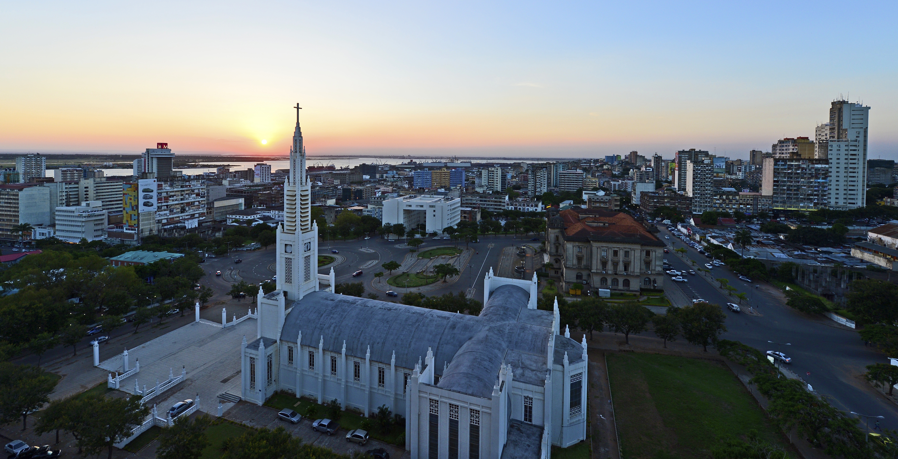 Blick auf die Stadt Maputo bei Sonnenaufgang, mit der Kathedrale von Nossa Senhora de Conceição und ihren weißen Türmen