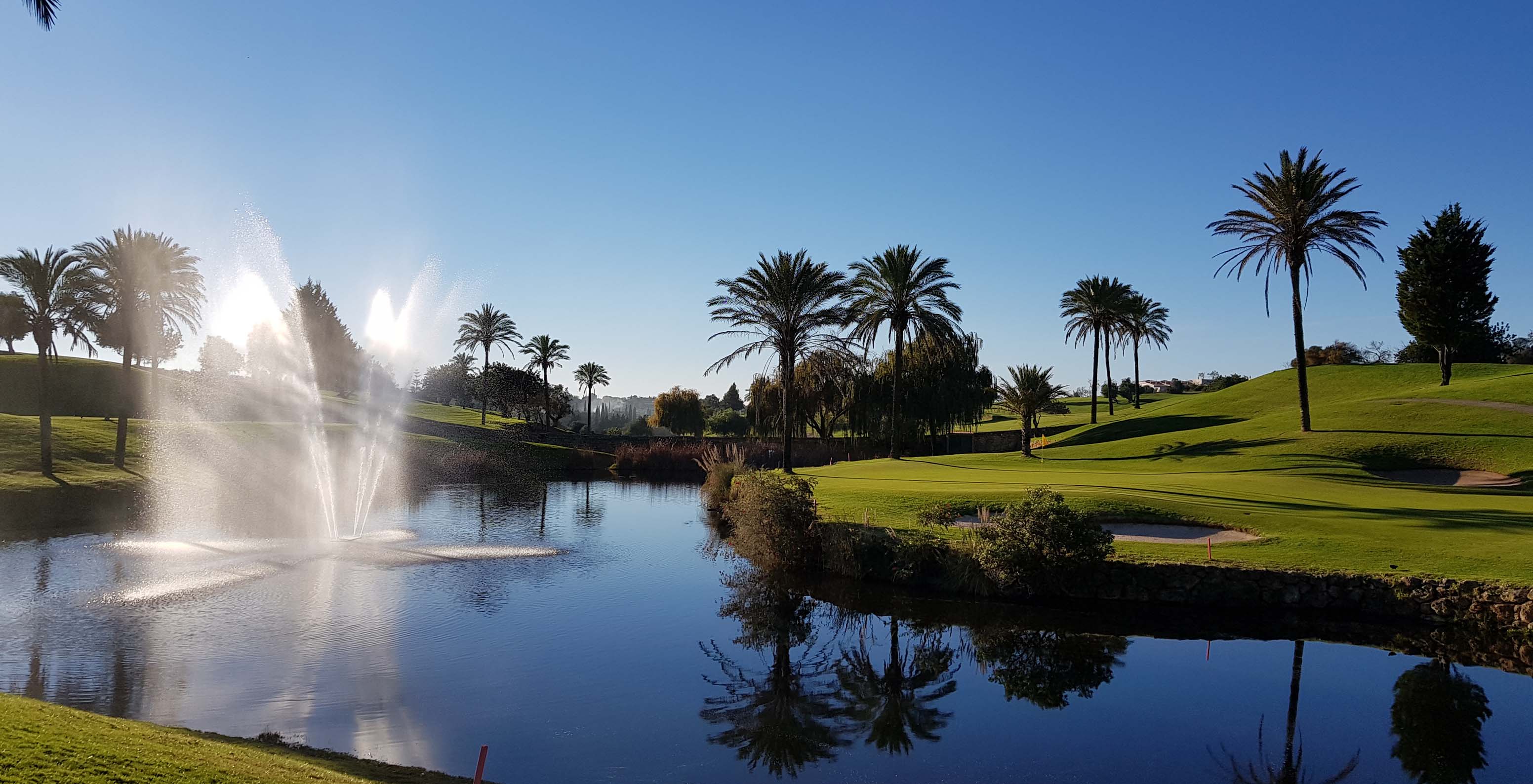 See des Golfplatzes von Carvoeiro, nahe dem Pestana Carvoeiro Golf, einem 4-Sterne-Hotel in der Algarve mit Pool