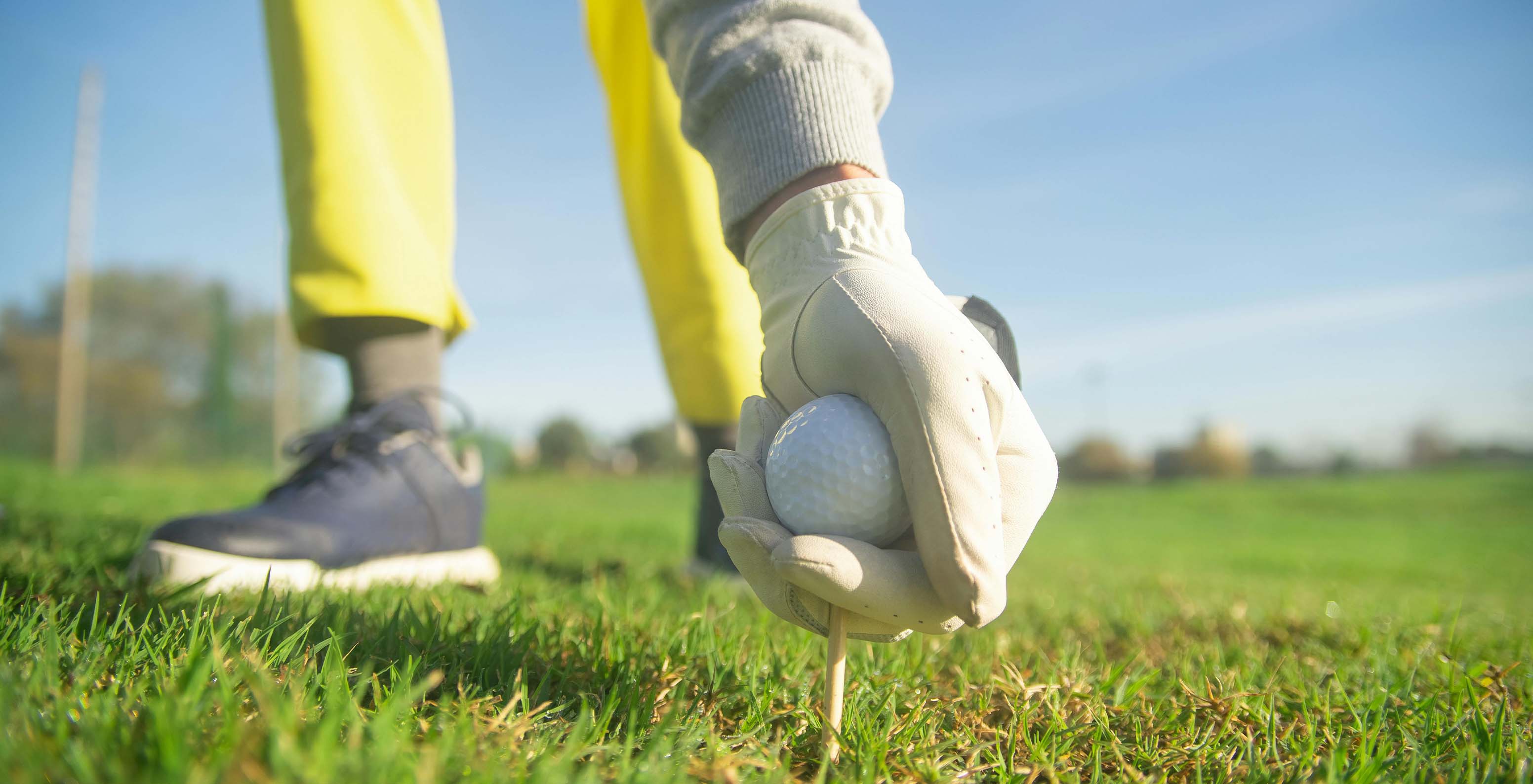 Person hält den Golfball und bereitet sich auf den nächsten Schlag im Pestana Carvoeiro Hotel nahe Golfplätzen vor