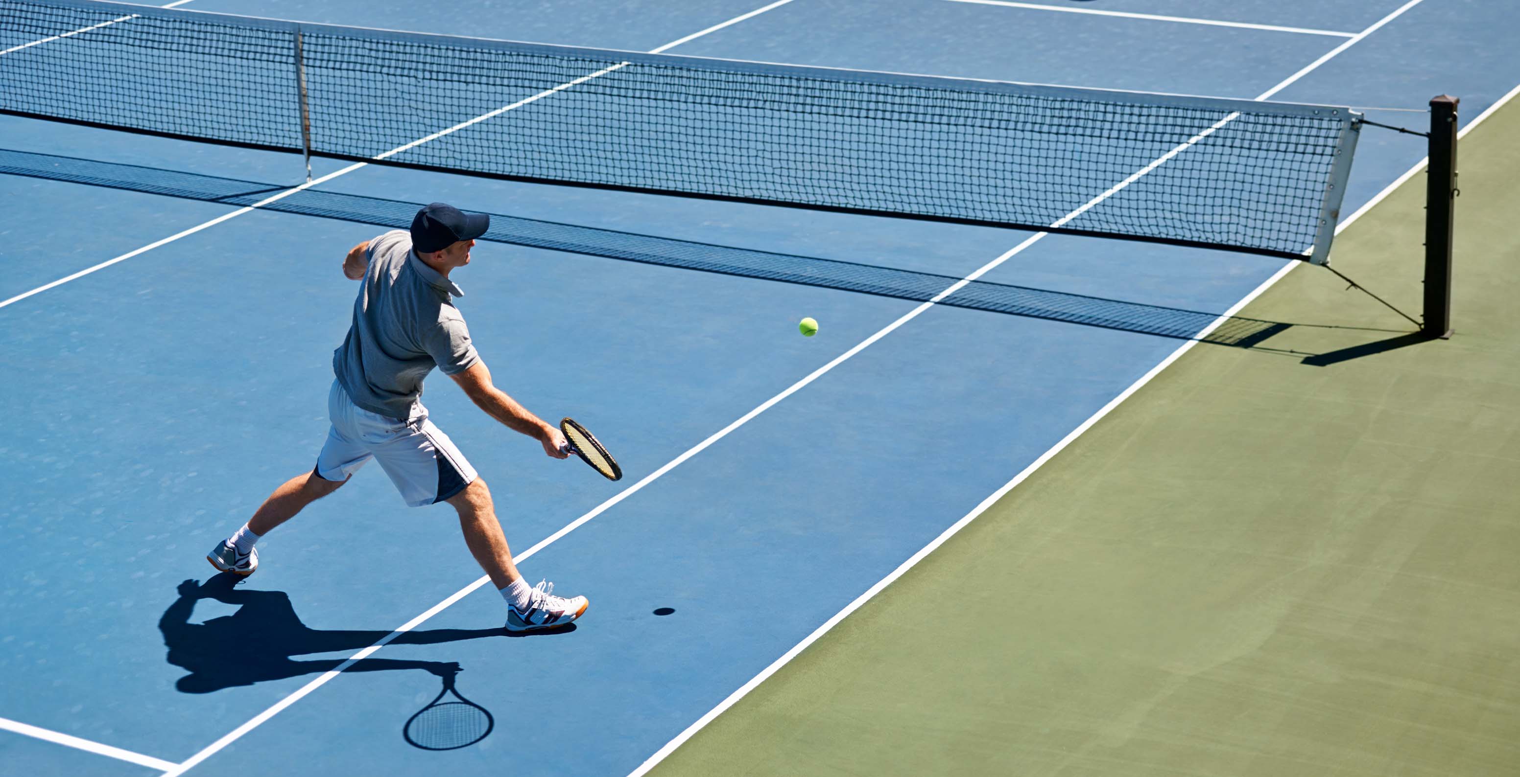 Paar spielt Tennis auf dem Tennisplatz des Pestana Carvoeiro Hotels in Carvoeiro nahe Golfplätzen