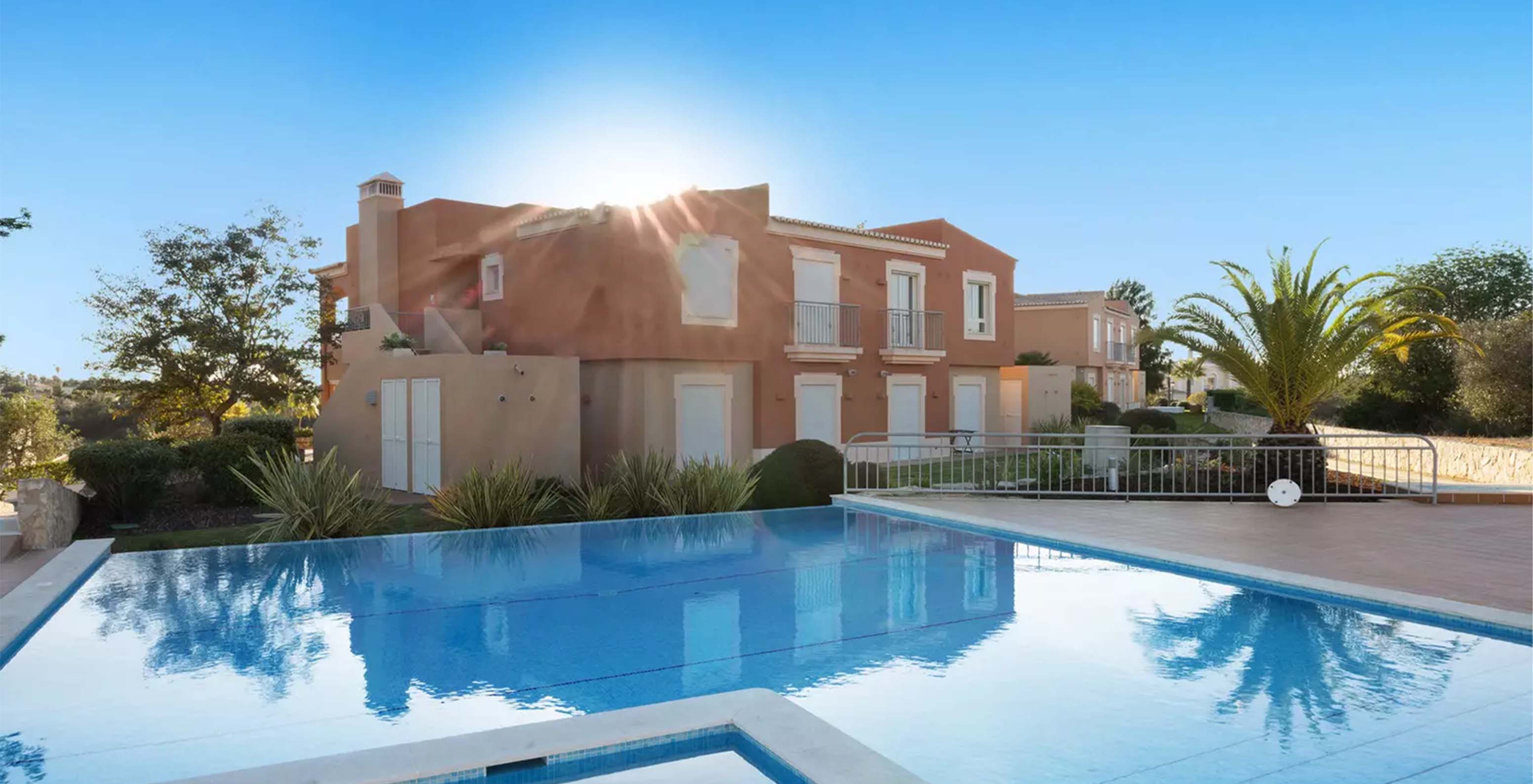 Das T1-Apartment im Pestana Carvoeiro Golf hat einen großen Außenbereich mit privatem Pool und Vegetation