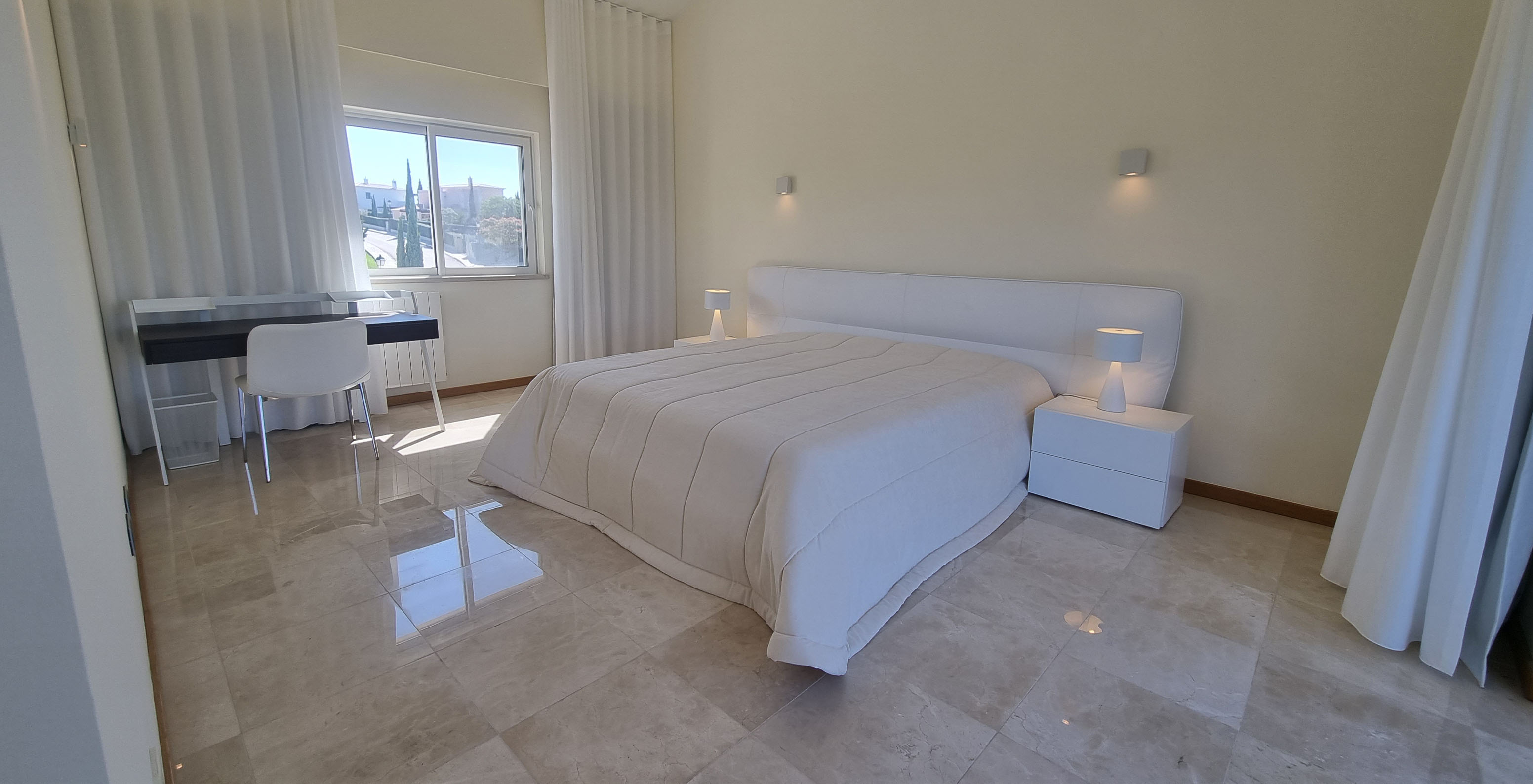 Die V5-Villa im Pestana Carvoeiro Golf hat ein Zimmer mit Doppelbett, Schreibtisch und moderner, natürlicher Dekoration