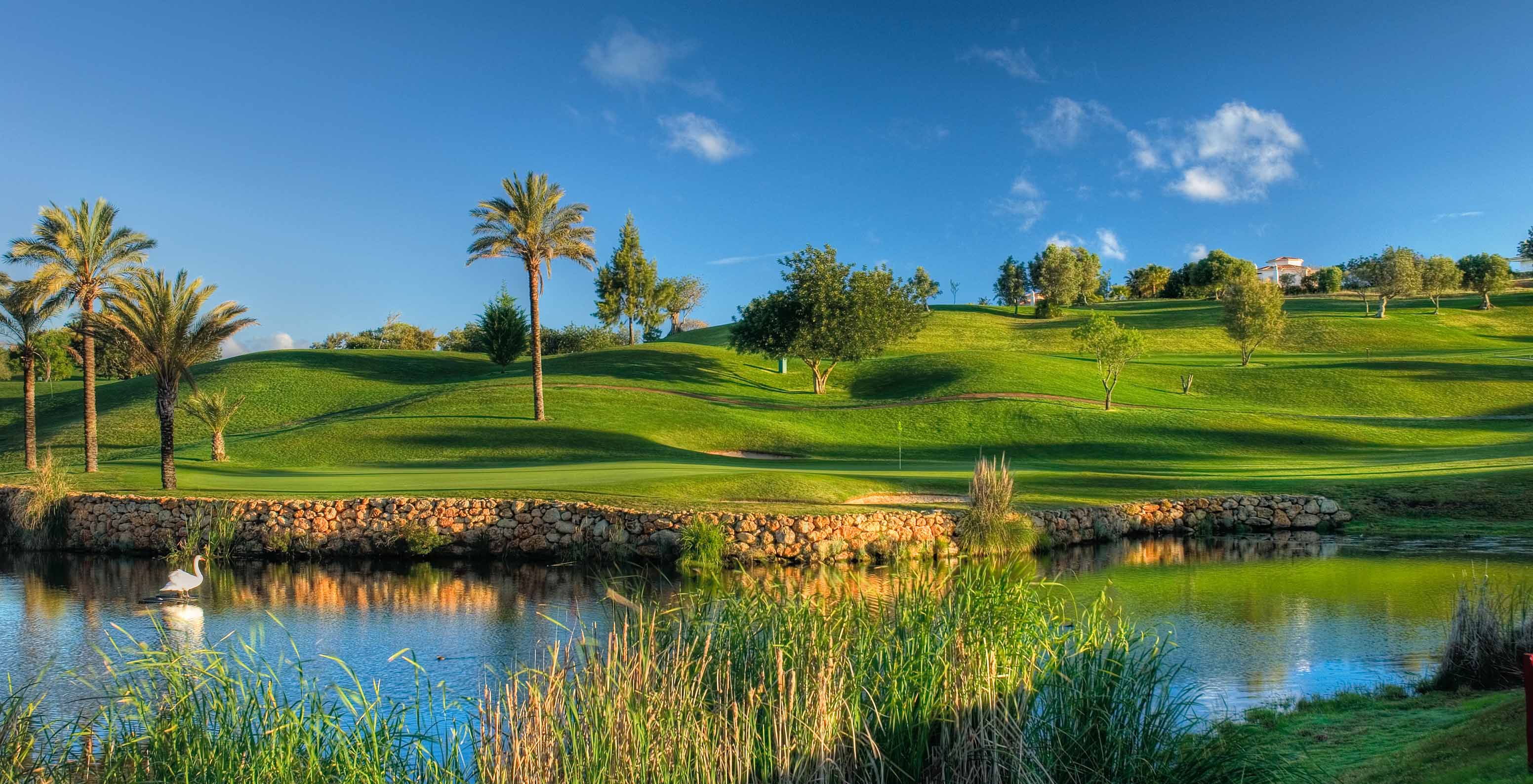 Blick auf den Golfplatz von Carvoeiro, nahe dem Pestana Carvoeiro Golf, einem 4-Sterne-Hotel in der Algarve mit Pool