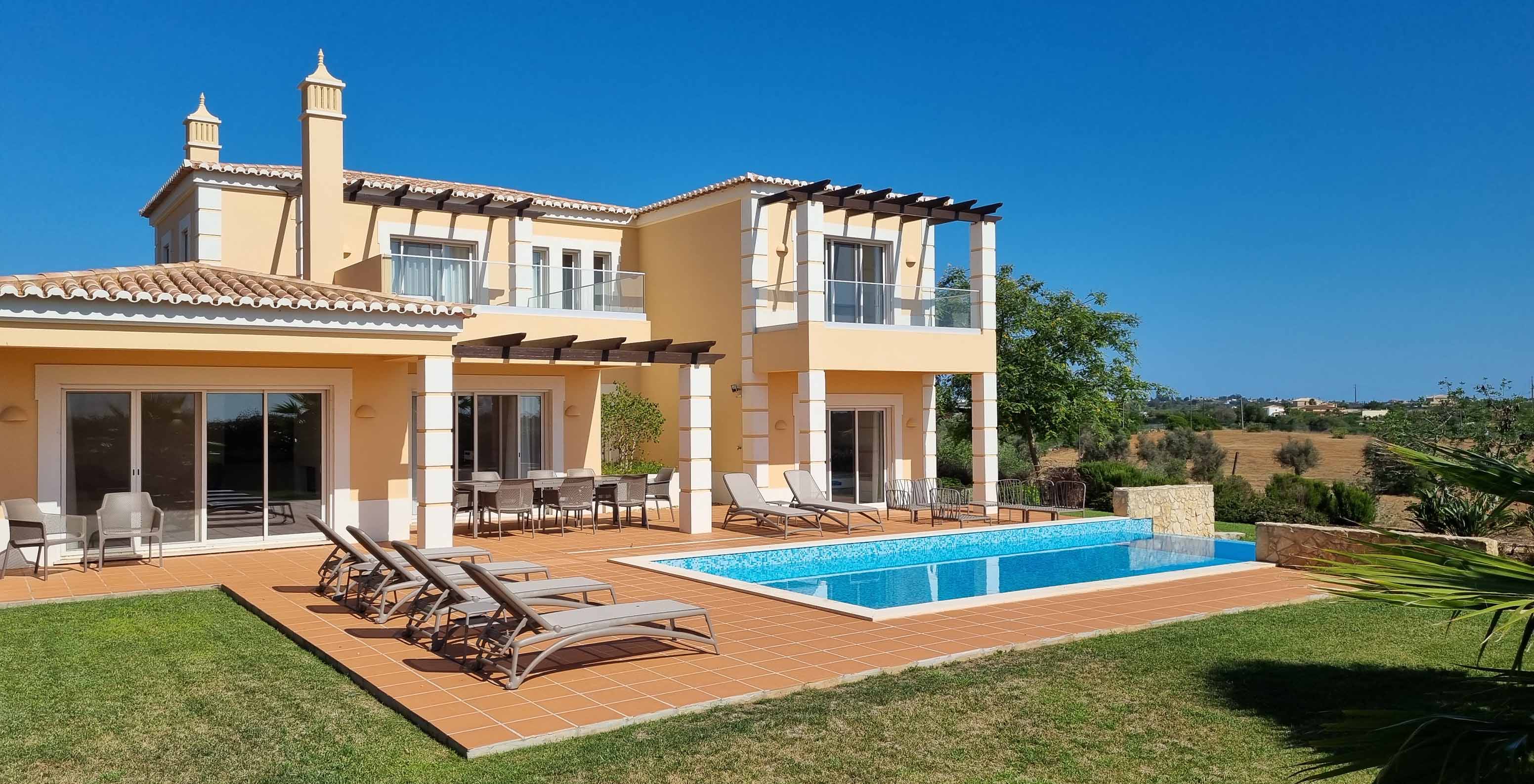 Außenbereich der Villa mit Pool und Liegen im Pestana Carvoeiro Golf, einem 4-Sterne-Hotel in der Algarve mit Pool