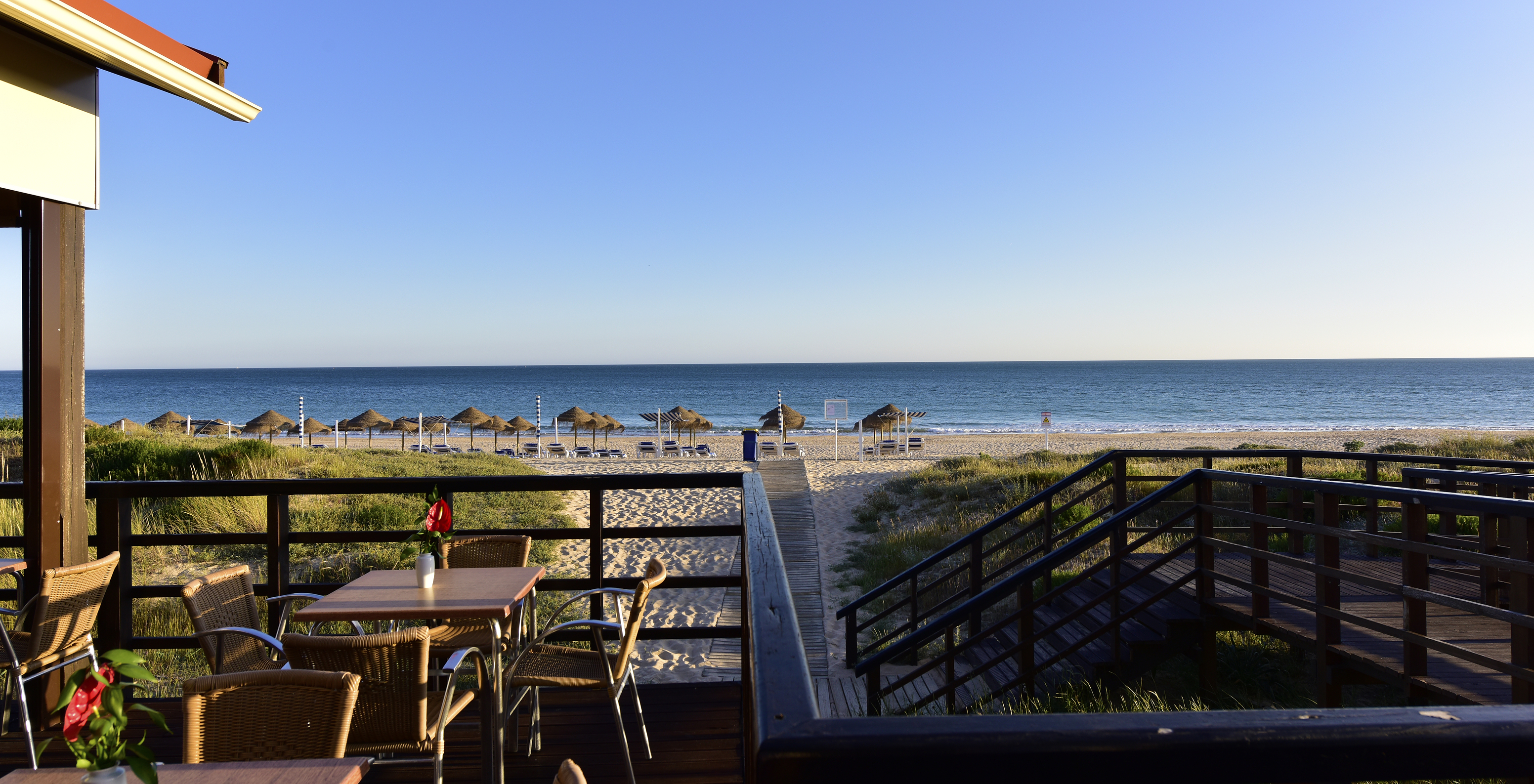 Blick auf den Strand in Alvor, zugänglich über den Pestana Dom João II, mit blauem Himmel