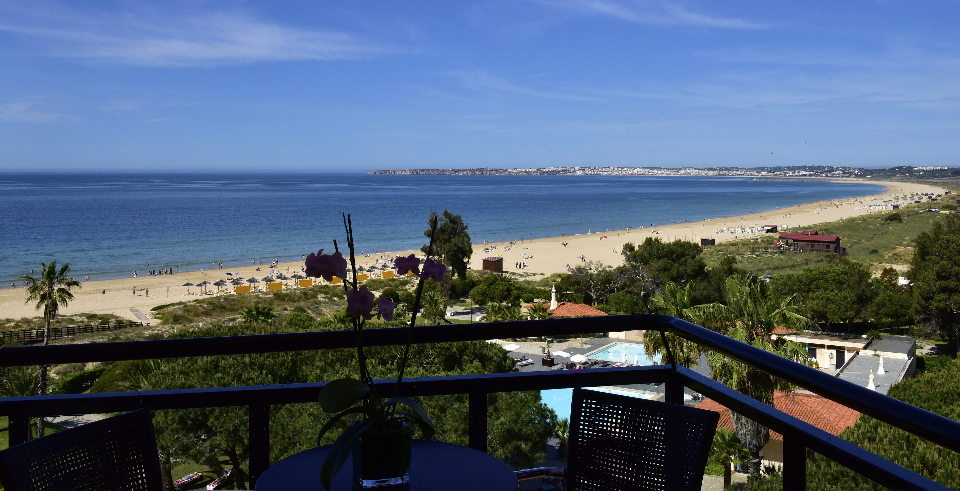 Das Deluxe Superior im Pestana Dom João II hat einen Balkon mit Blick auf den Strand