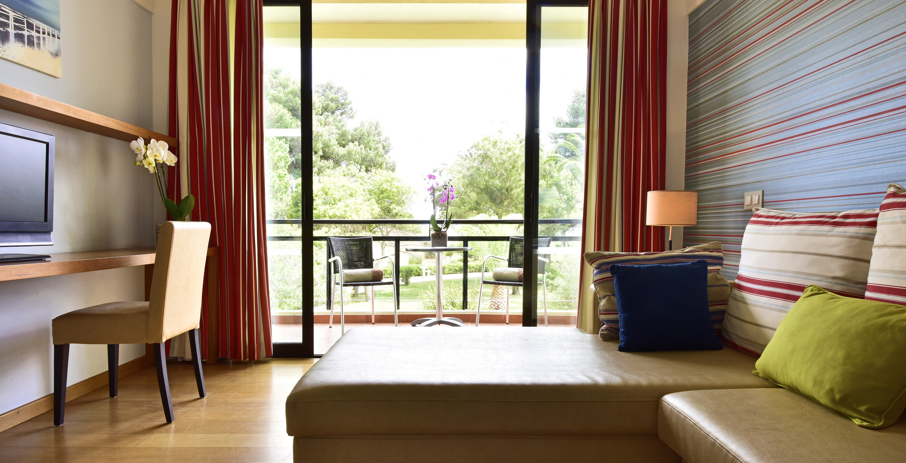 Die Suite Standard im Pestana Dom João II hat einen Balkon mit Blick auf den Garten und ein Sofa