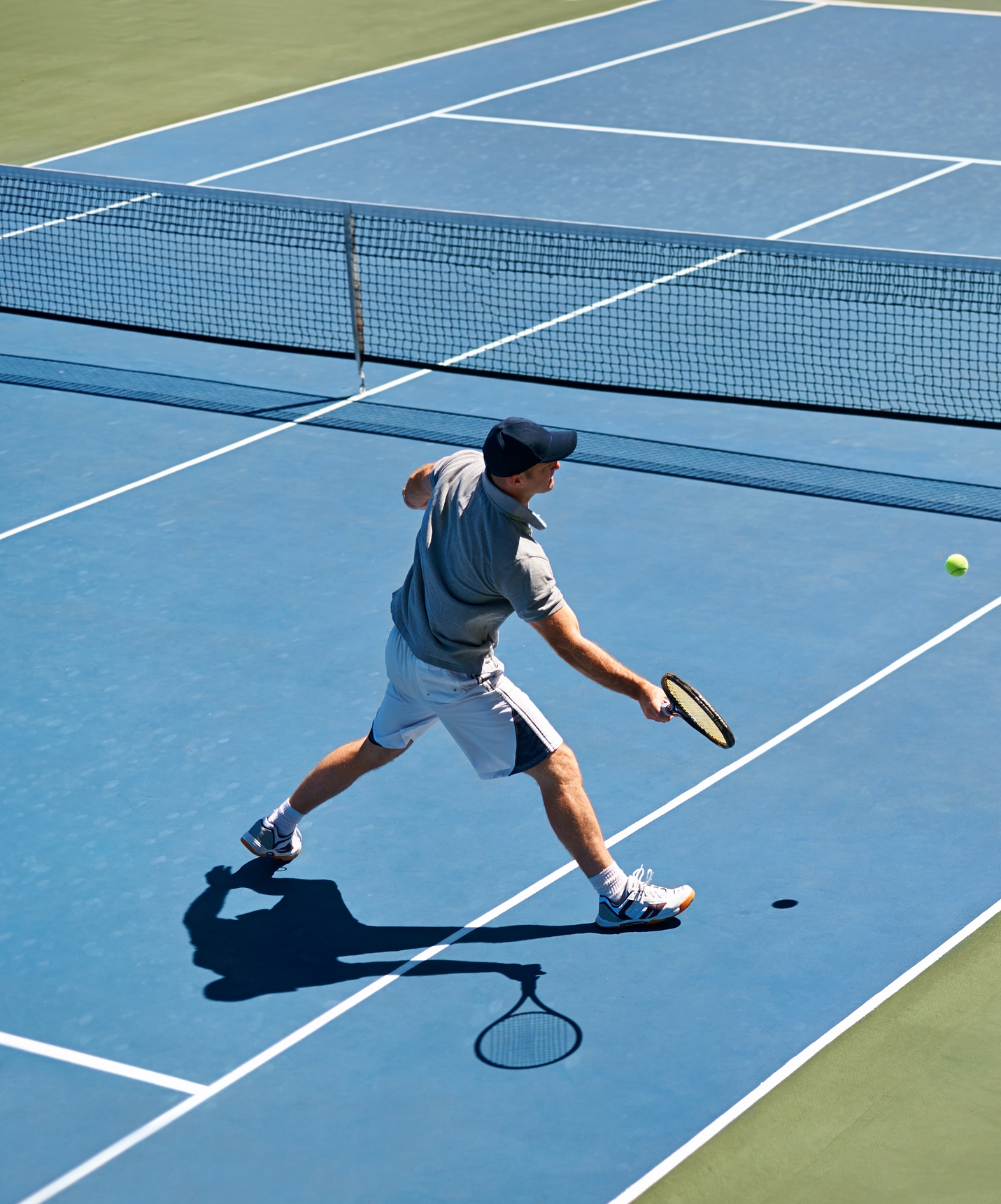 Paar spielt Tennis auf dem Tennisplatz des Pestana Gramacho Residences, Hotel mit Pool auf einem Golfplatz