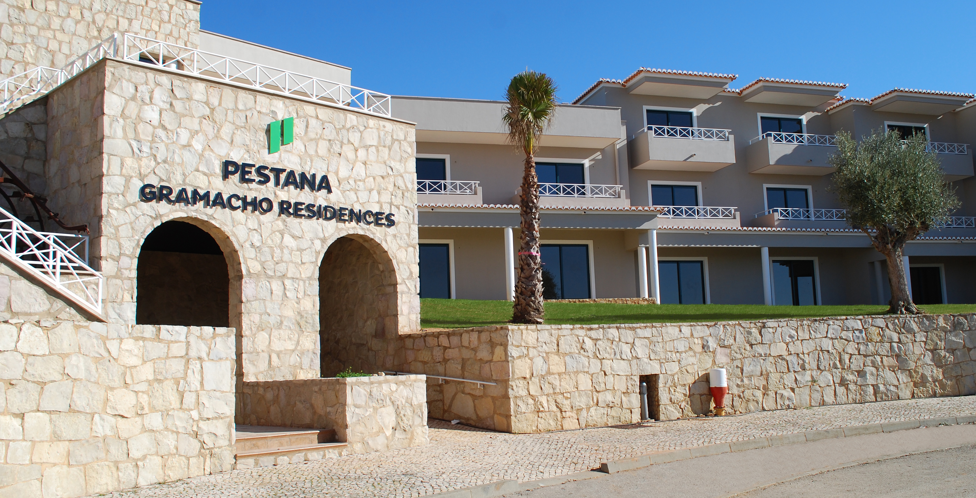 Haupteingang der Pestana Gramacho Residences, einem Hotel auf einem Golfplatz mit Apartments und Balkon