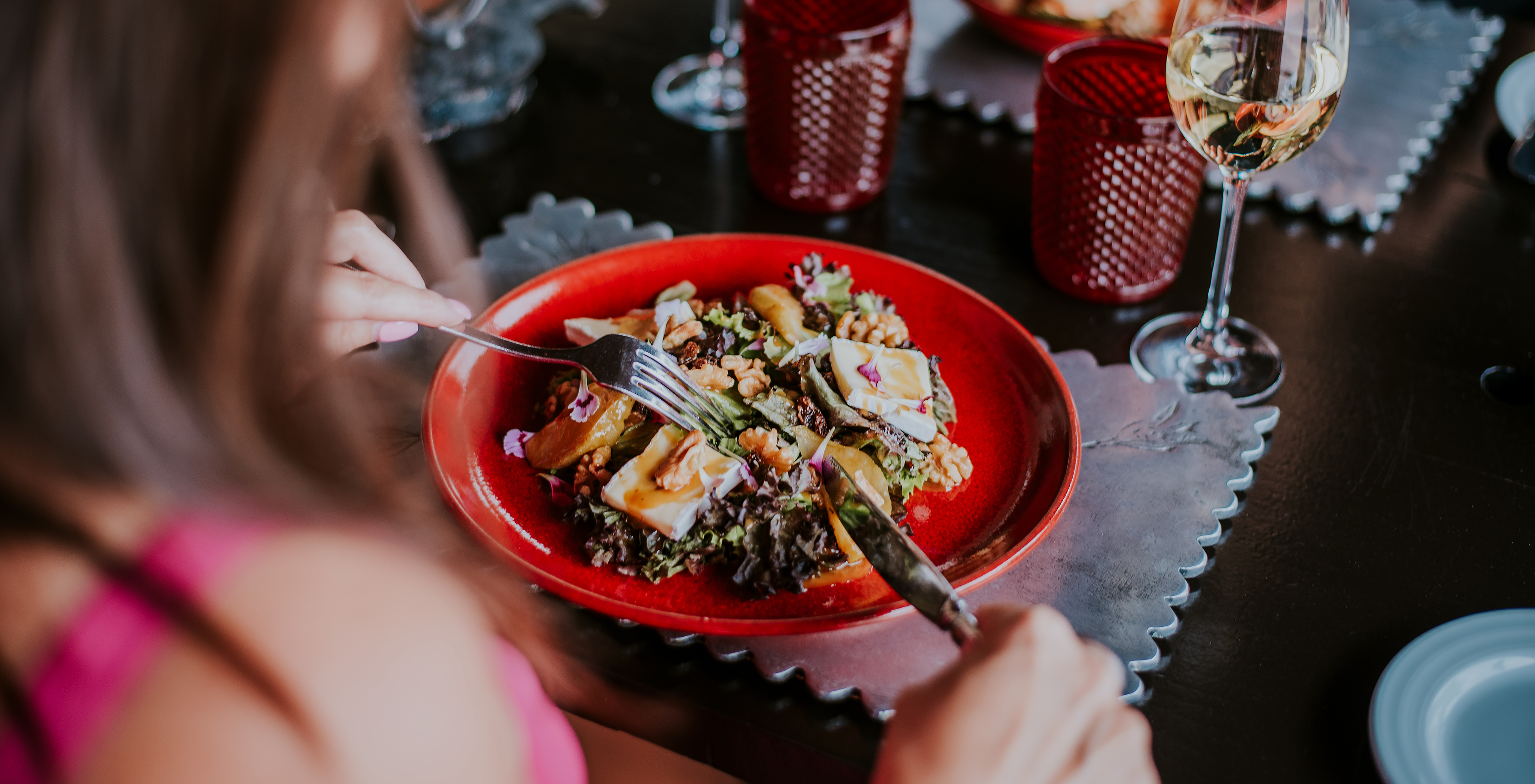 Das Restaurant Clubhouse, im 4-Sterne-Familienhotel im Algarve, bietet Gerichte wie Salat mit Ziegenkäse an