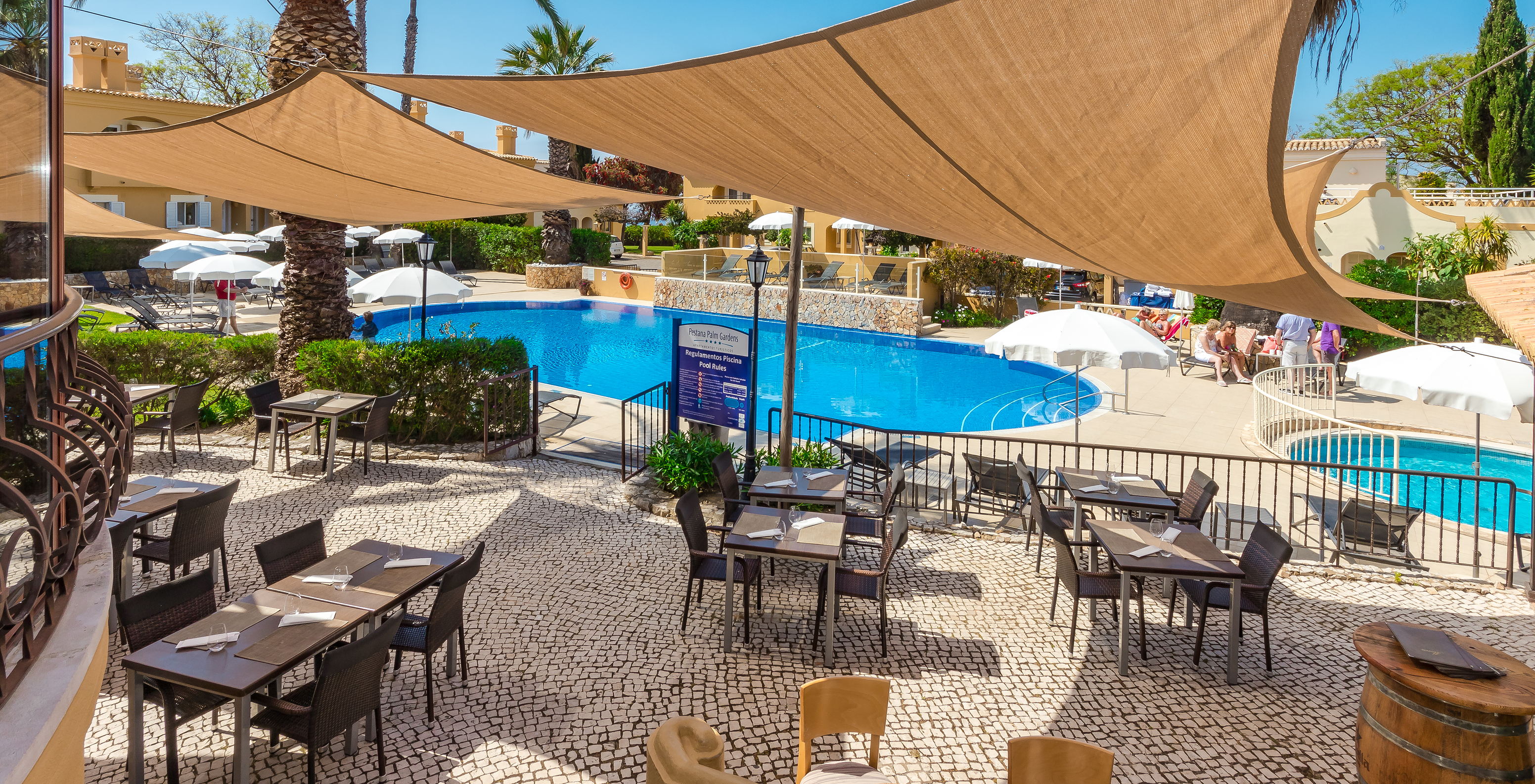 Blick auf das Restaurant mit Terrasse zum Außenpool des Hotels in Carvoeiro, Pestana Palm Gardens