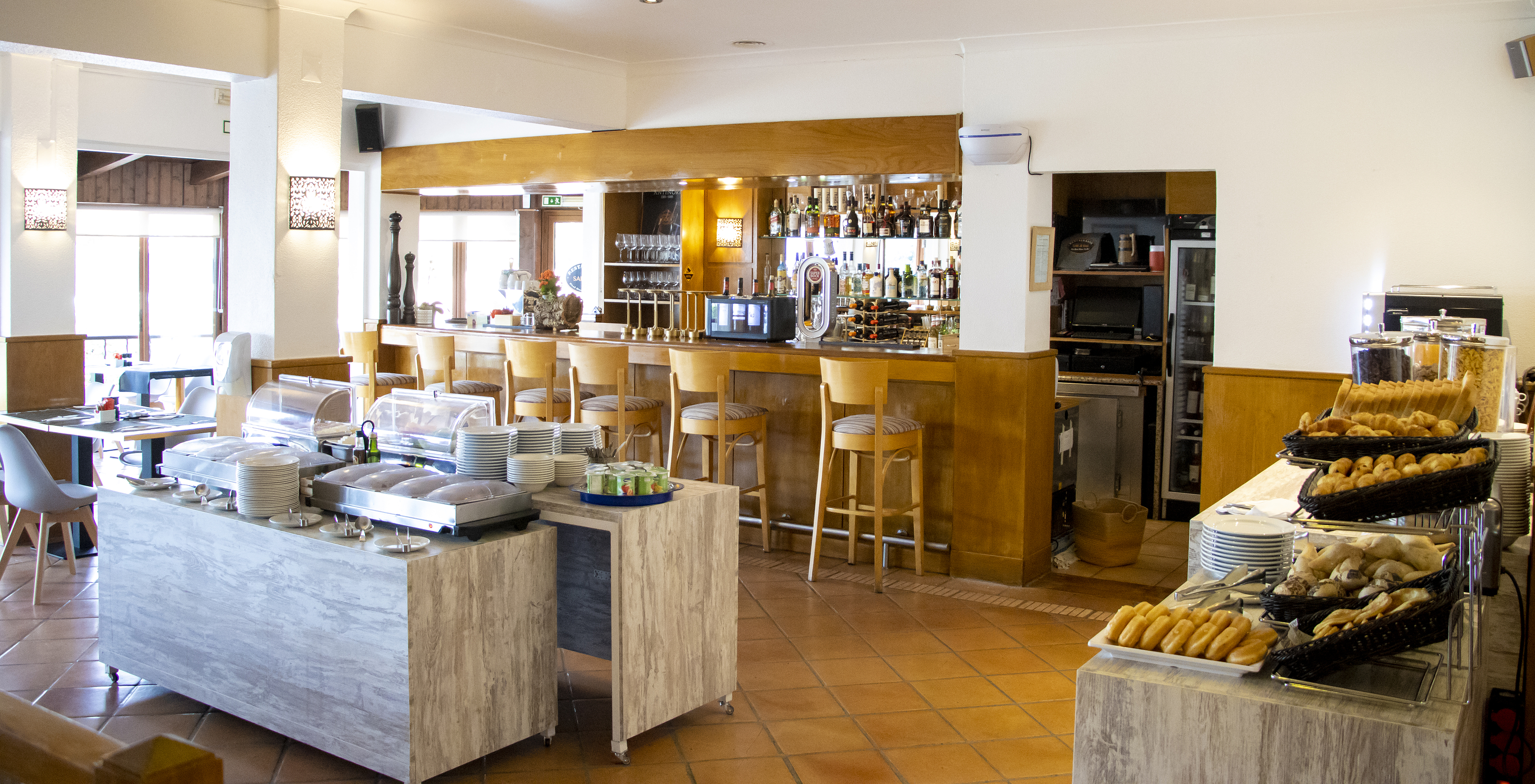 Das Restaurant Sal & Tal, im 4-Sterne-Hotel in Carvoeiro, Algarve, hat ein Restaurant mit Buffet und Barbereich