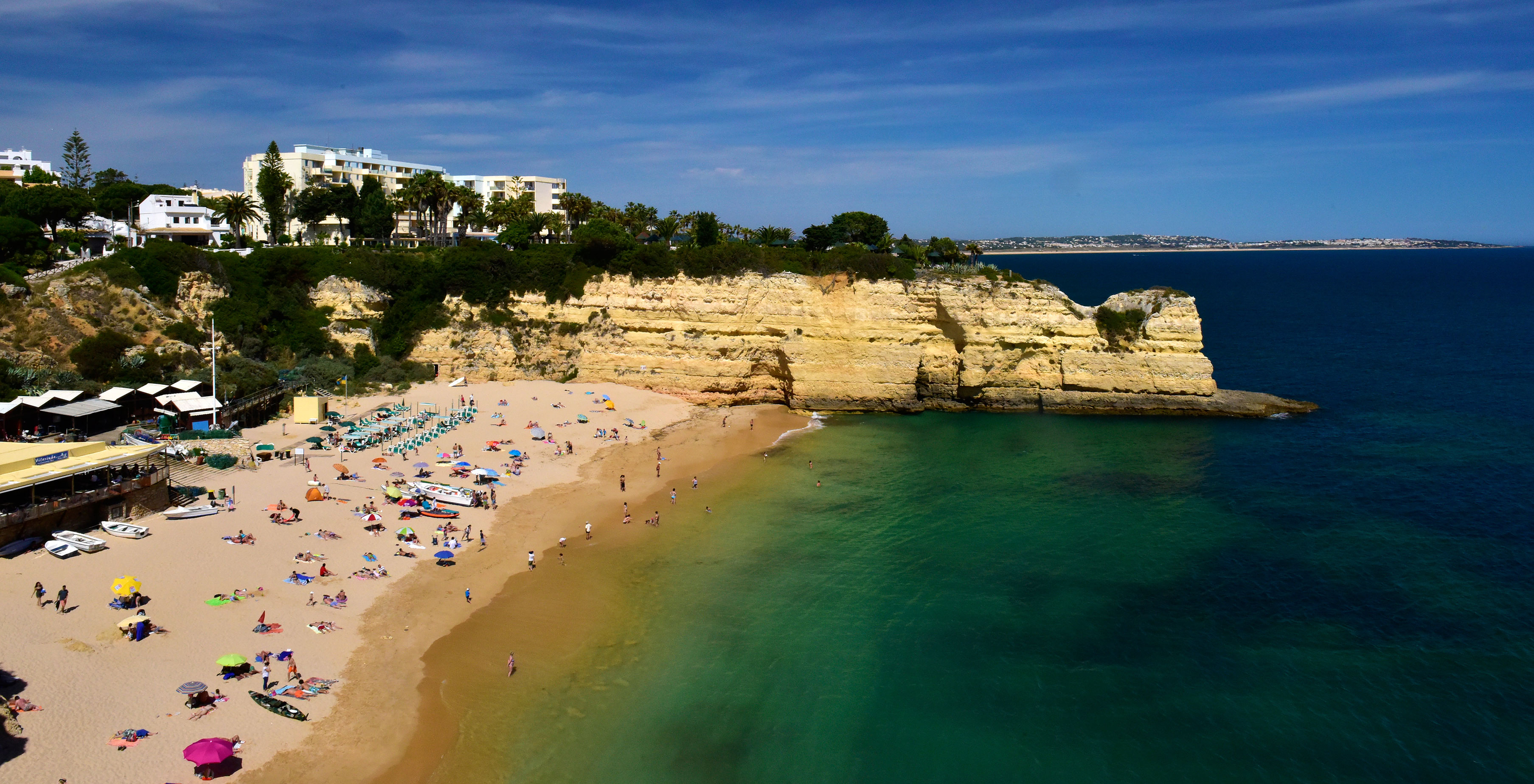 Blick auf den Strand Senhora da Rocha bei Sonnenaufgang mit blauem Meer und weißem Sand