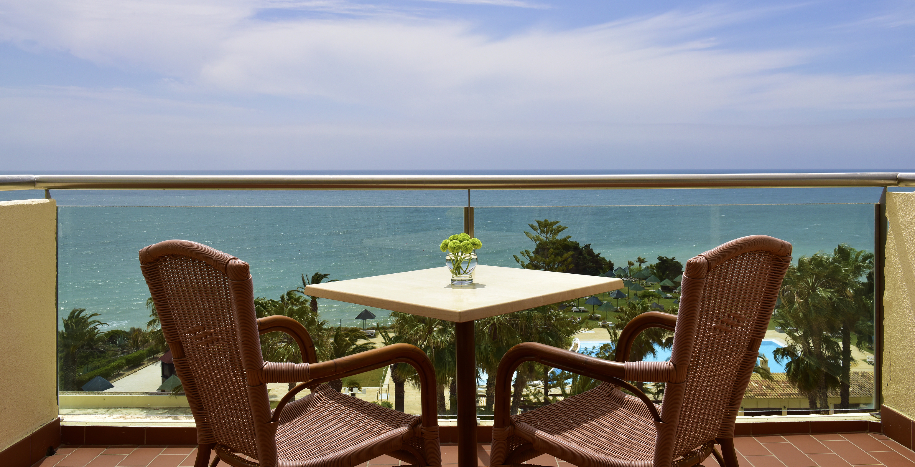 Suite Superior Meerblick Pestana Viking hat einen Balkon mit Tisch und zwei Stühlen und Meerblick