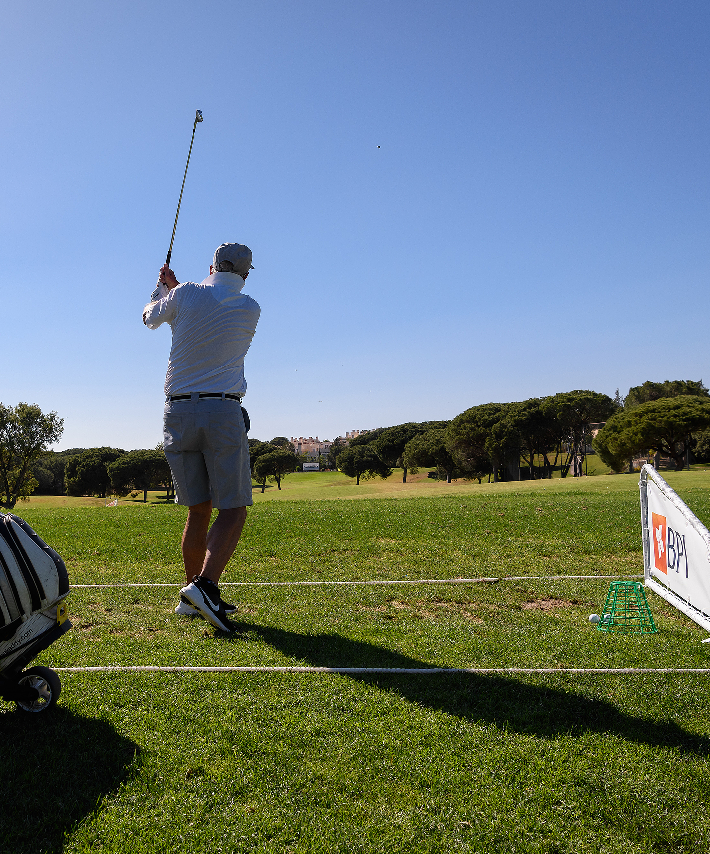 Mann schlägt einen Ball auf dem Golfplatz im Pestana Vila Sol - Vilamoura, Hotel mit Golf und Spa im Algarve