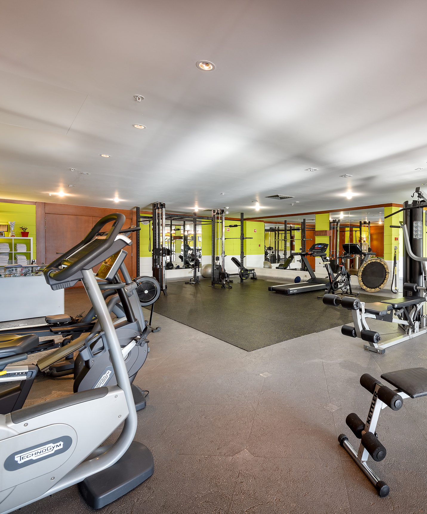 Mehrere Geräte im Fitnessstudio für die Gäste des Pestana Vila Sol - Vilamoura, Hotel mit Golf und Spa