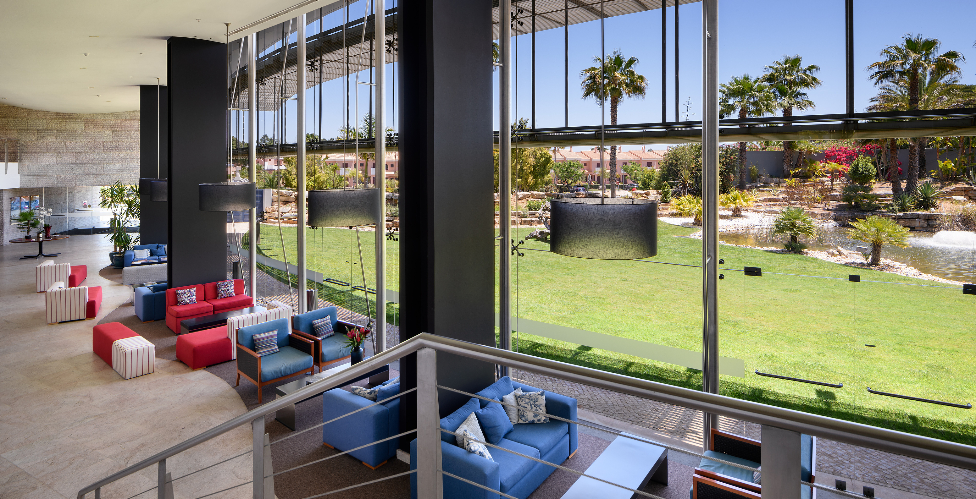 Große Lobby mit Sofas und Blick auf den Garten im Pestana Vila Sol