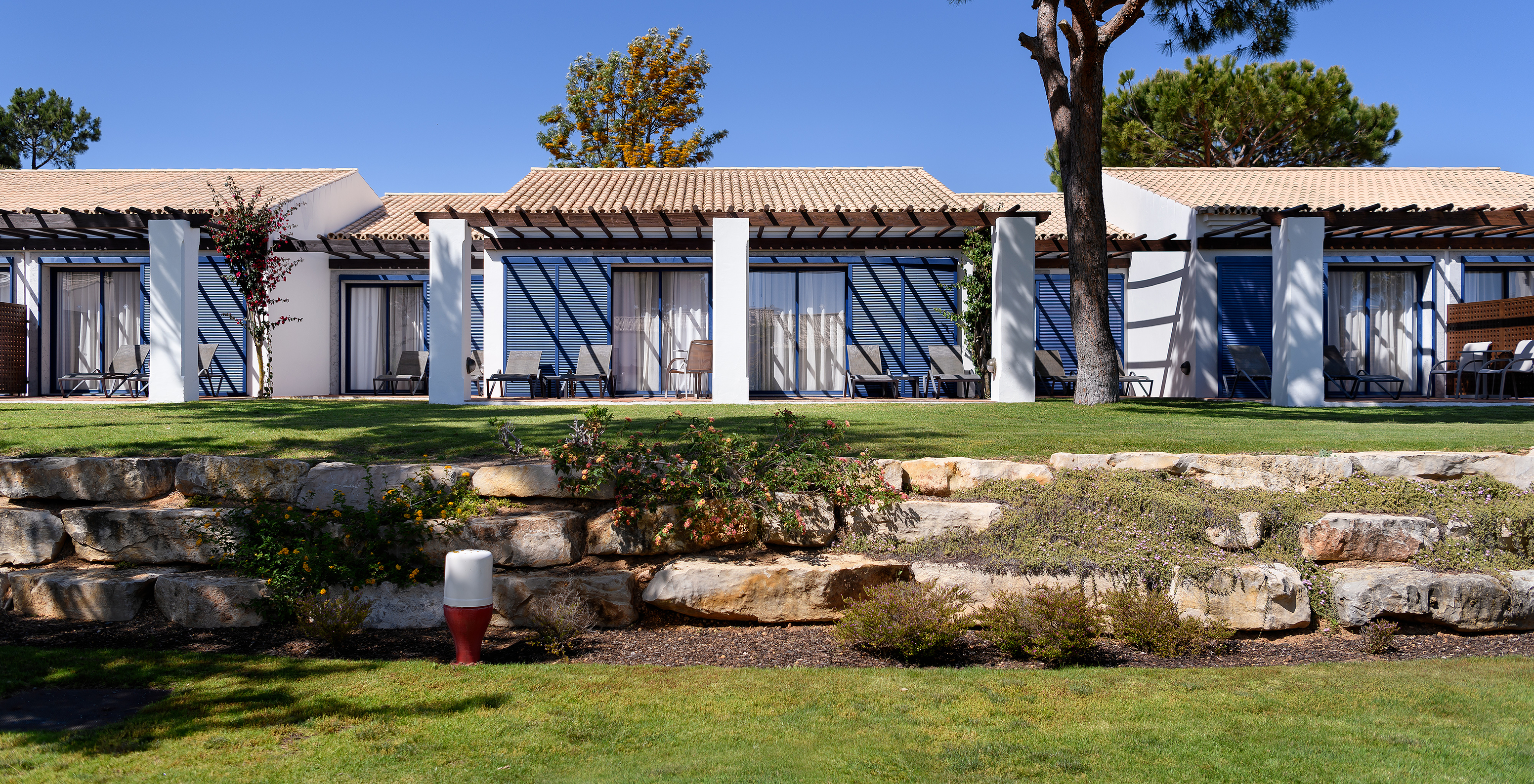 Suite Gardenblick Pestana Vila Sol - Vilamoura hat einen Balkon mit Liegen und Zugang zum Hotelgarten