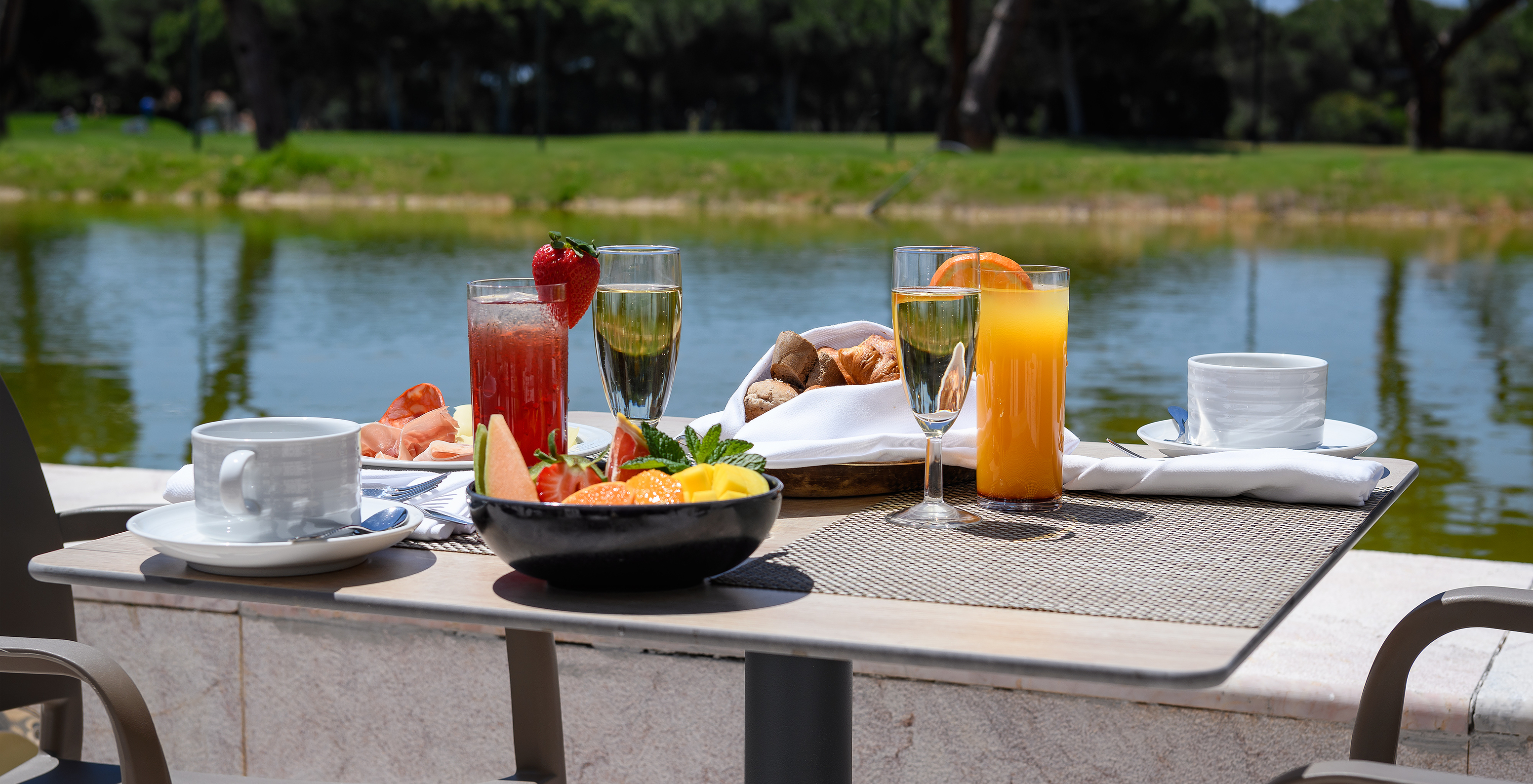 Das Restaurant Green Pines, im 5-Sterne-Hotel in Vilamoura, serviert Frühstück mit Obst, Brot, Kaffee und Säften