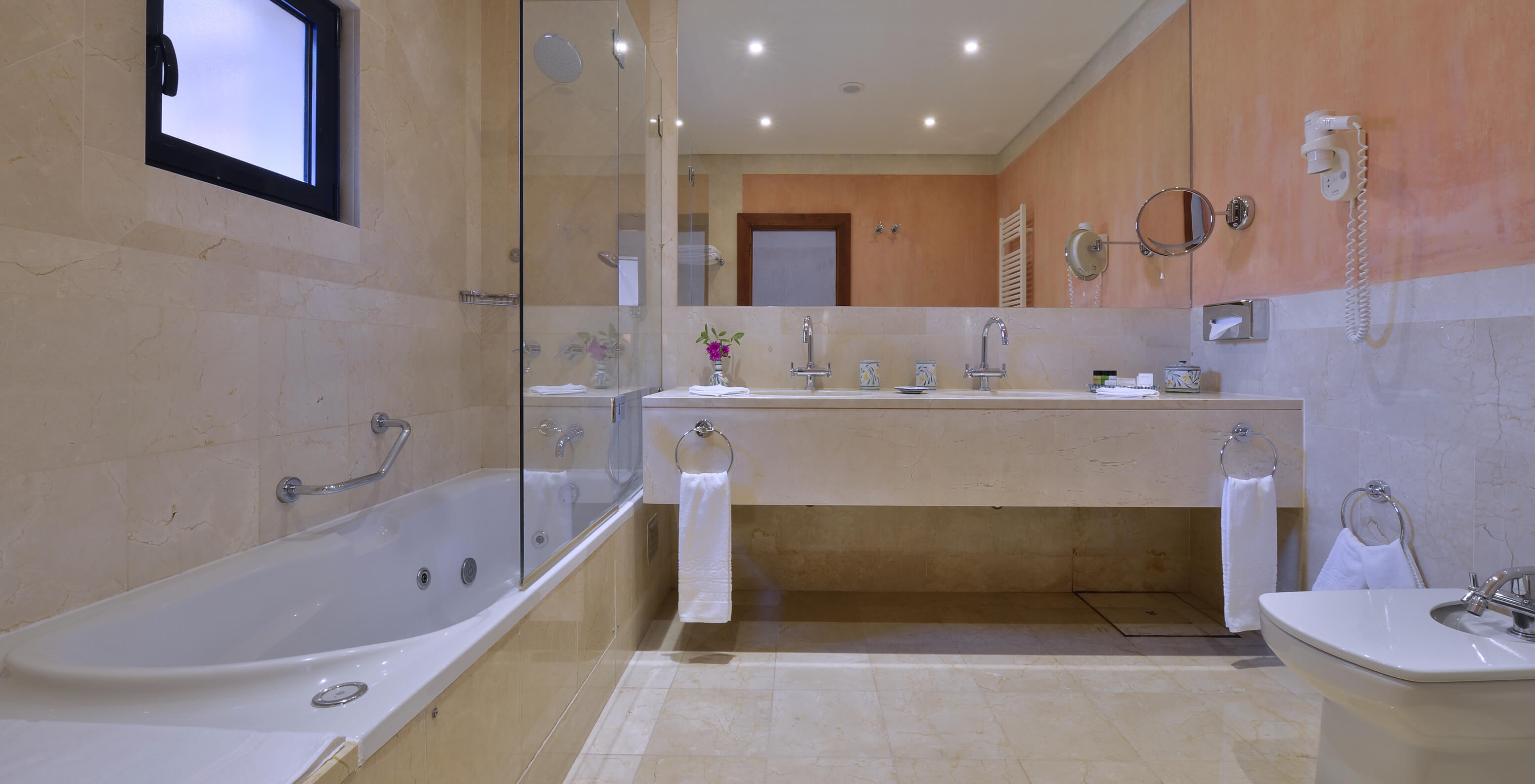 Suite Gardenblick Vila Sol Pestana Vila Sol - Vilamoura hat ein Badezimmer mit zwei Waschbecken und Badewanne mit Dusche