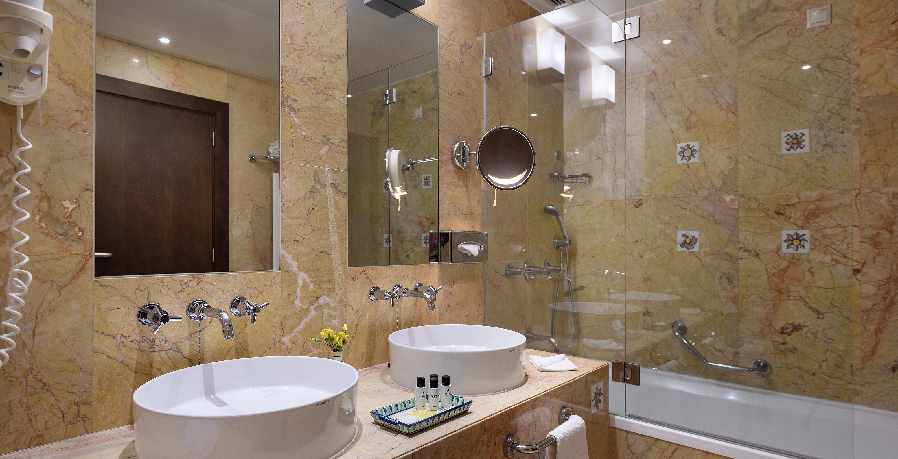 Suite Vila Sol Resort Pestana Vila Sol - Vilamoura hat ein Badezimmer mit zwei Waschbecken und Badewanne mit Dusche