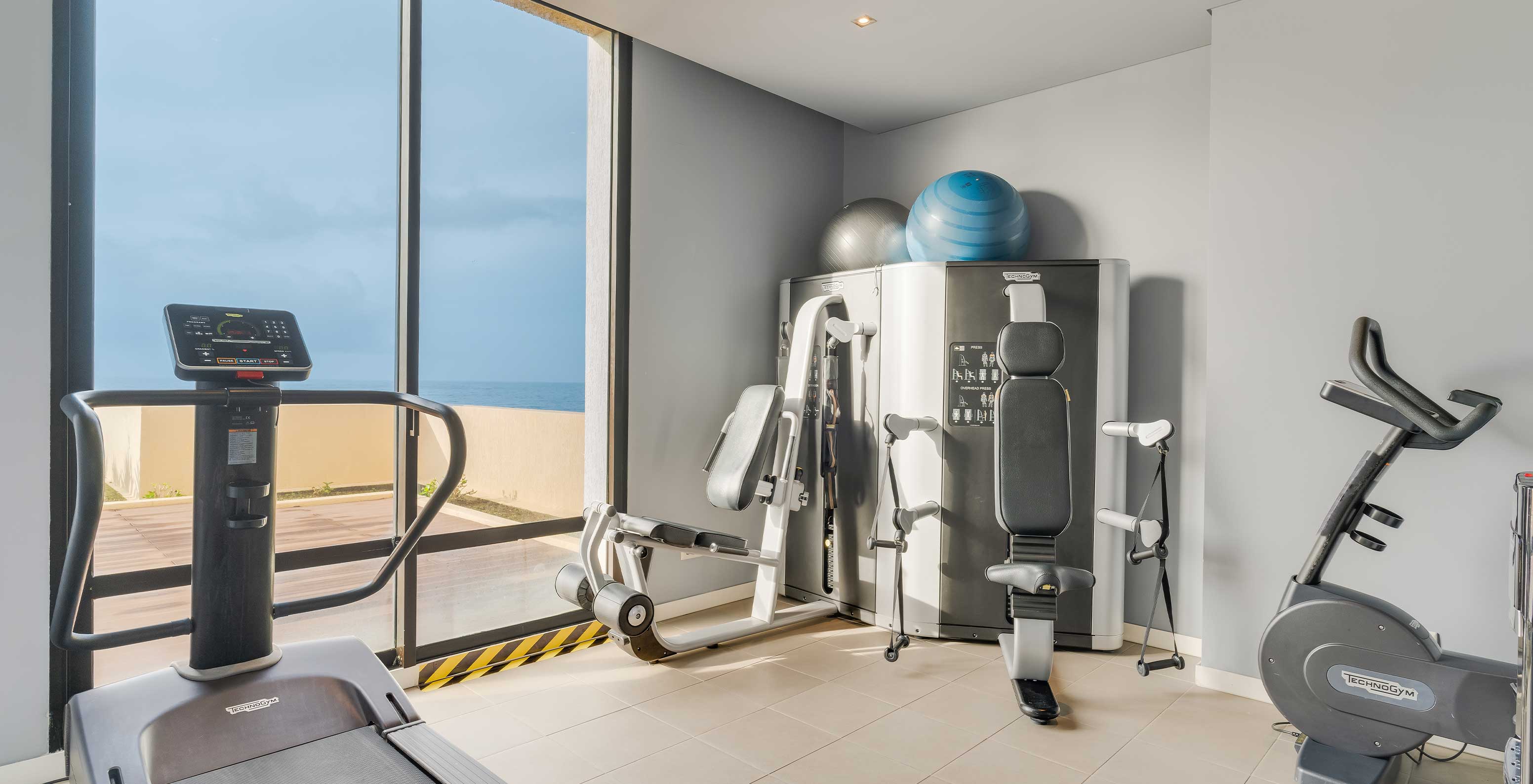 Nutzen Sie das Fitnessstudio im Pestana Bahia Praia mit Übungsgeräten, Pilatesbällen und Meerblick